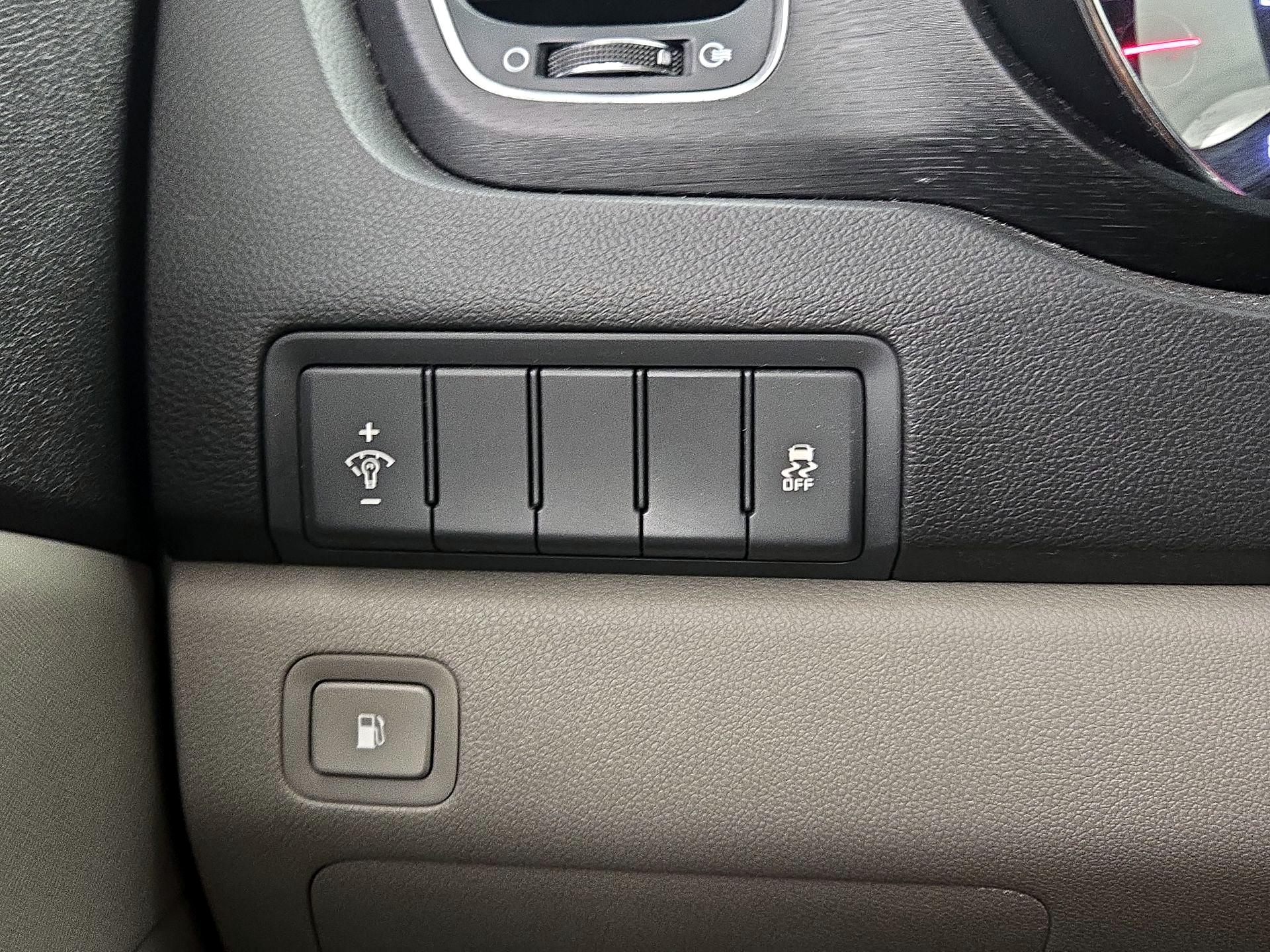 Thumbnail: 2016 Kia Sedona - 13