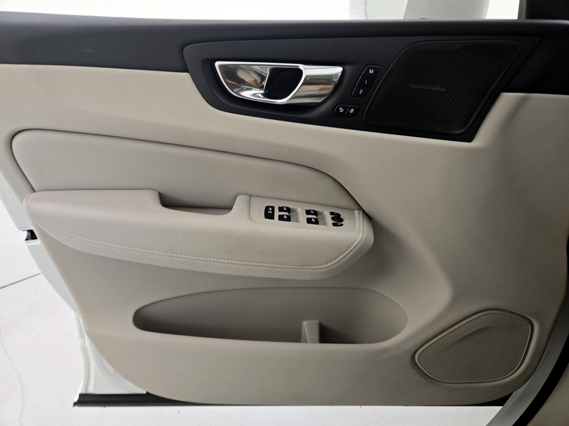 Thumbnail: 2020 Volvo XC60 - 12