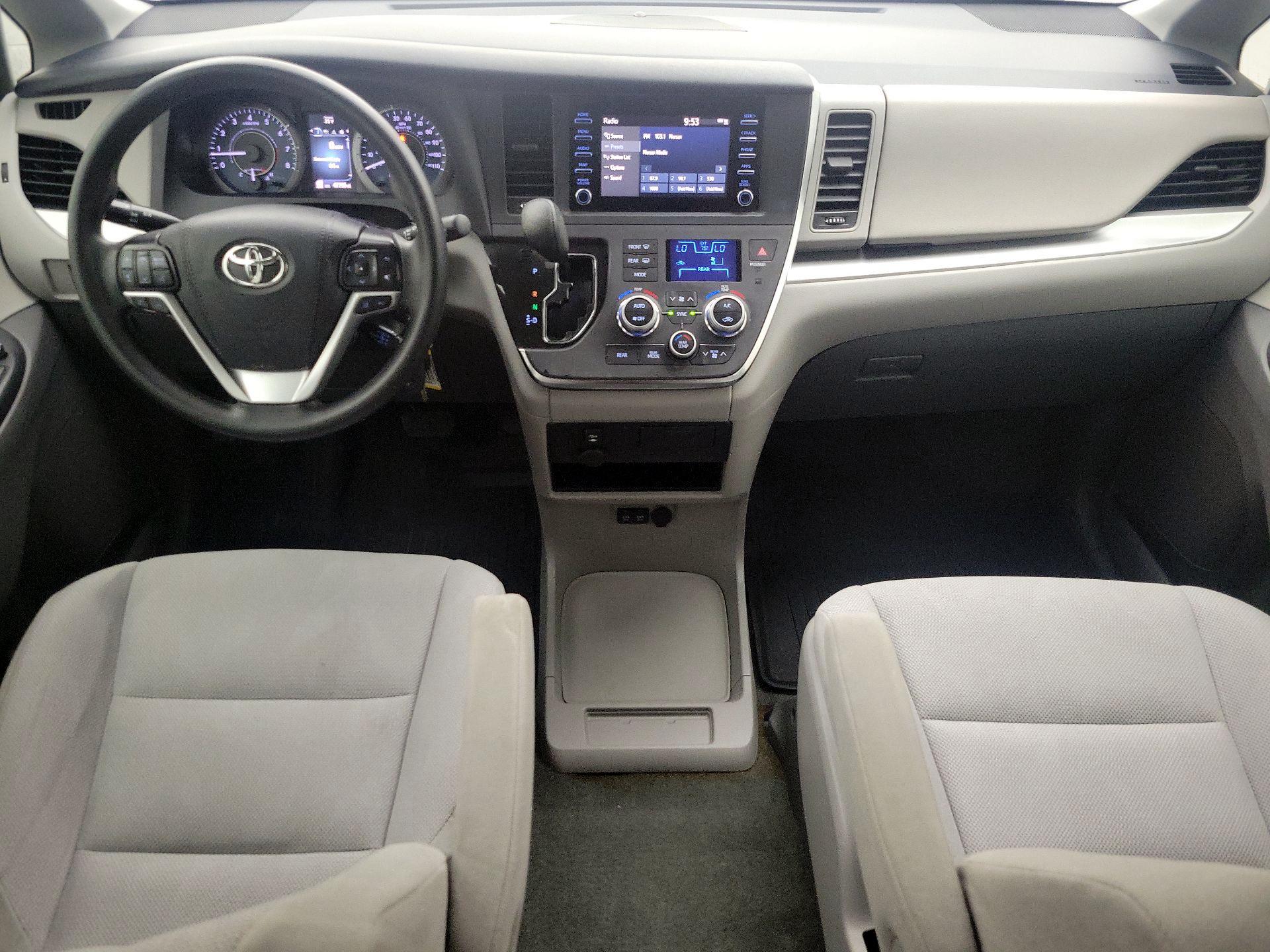 Thumbnail: 2019 Toyota Sienna - 9