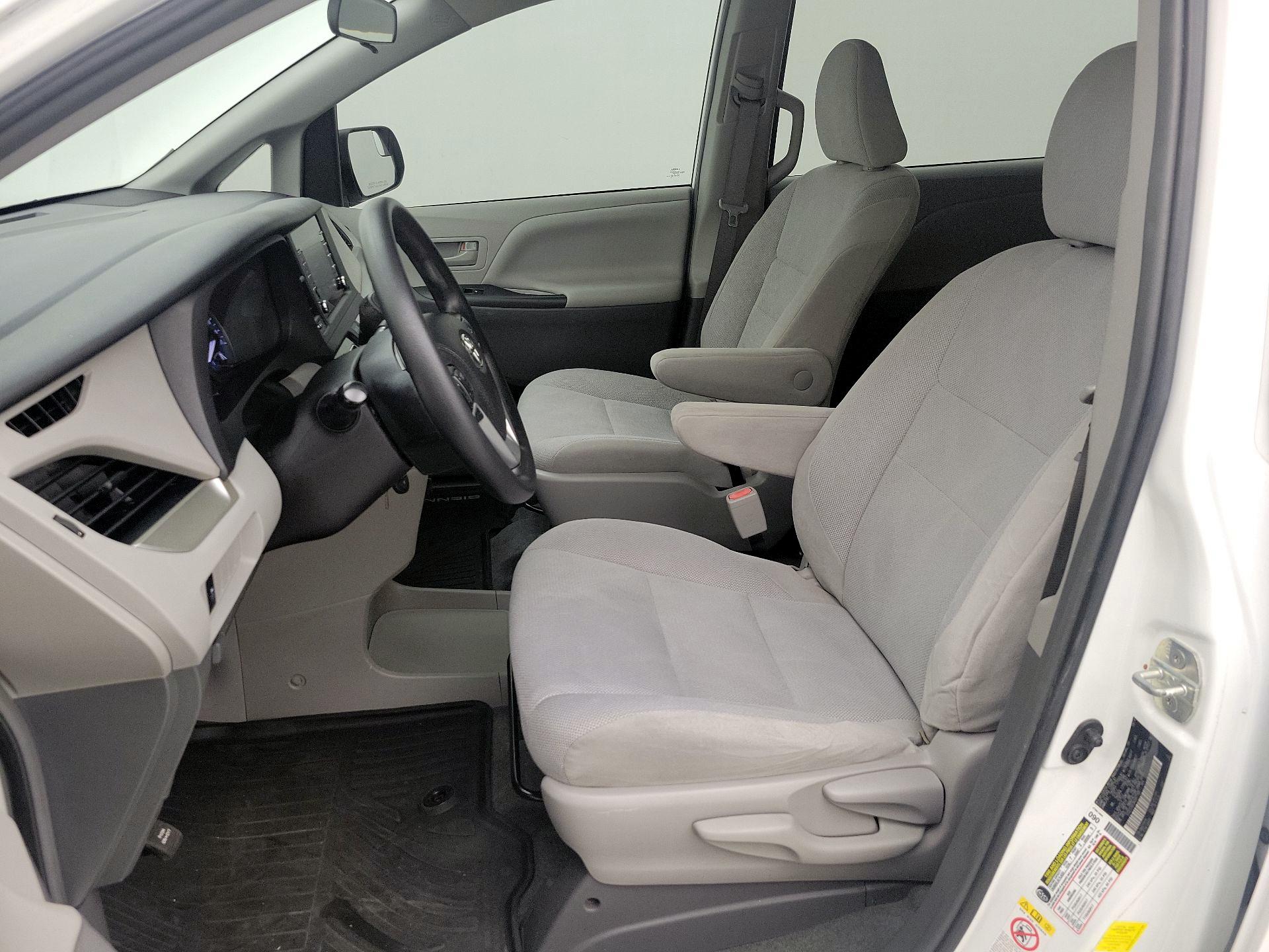 Thumbnail: 2019 Toyota Sienna - 11