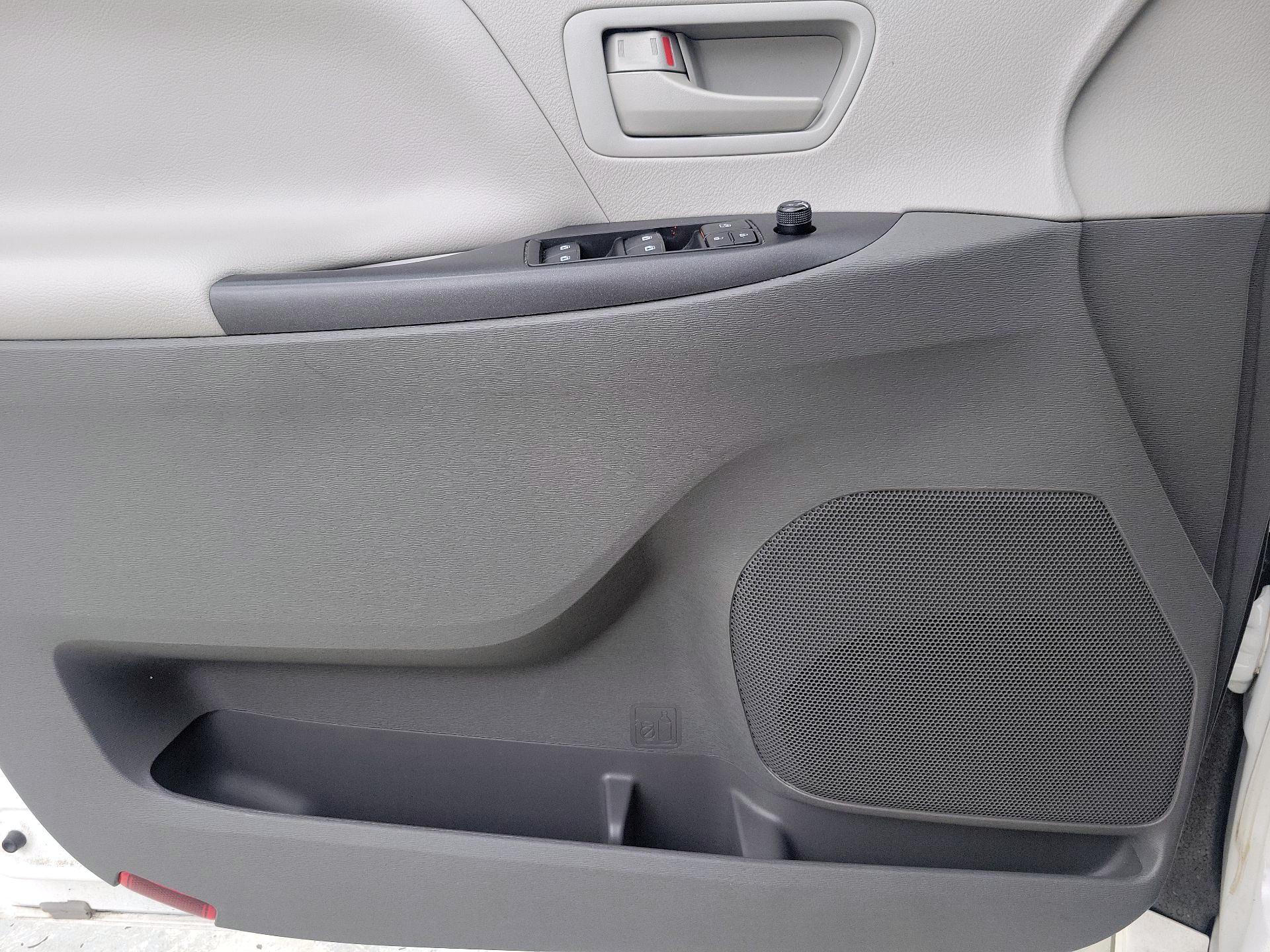 Thumbnail: 2019 Toyota Sienna - 12