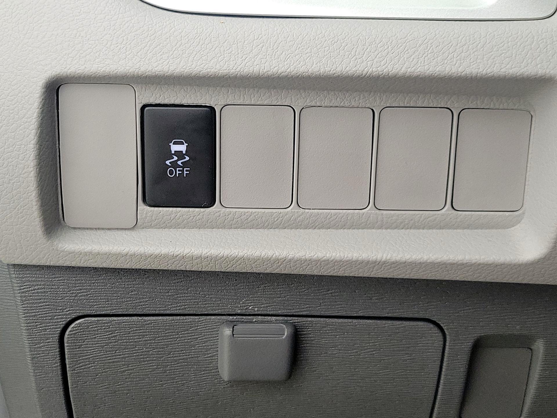 Thumbnail: 2019 Toyota Sienna - 13