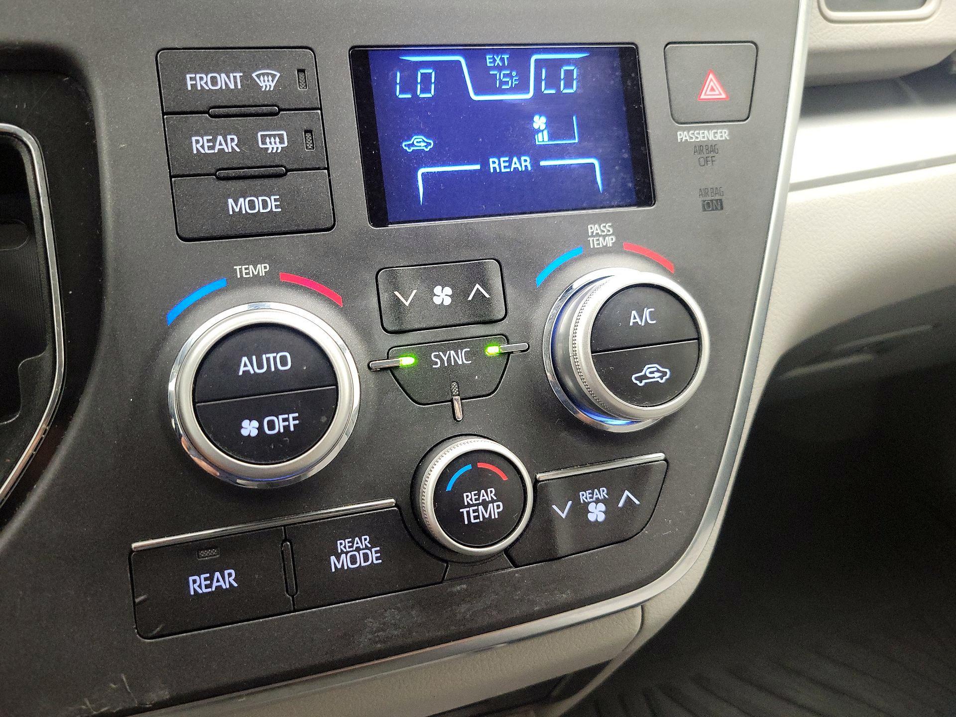 Thumbnail: 2019 Toyota Sienna - 16