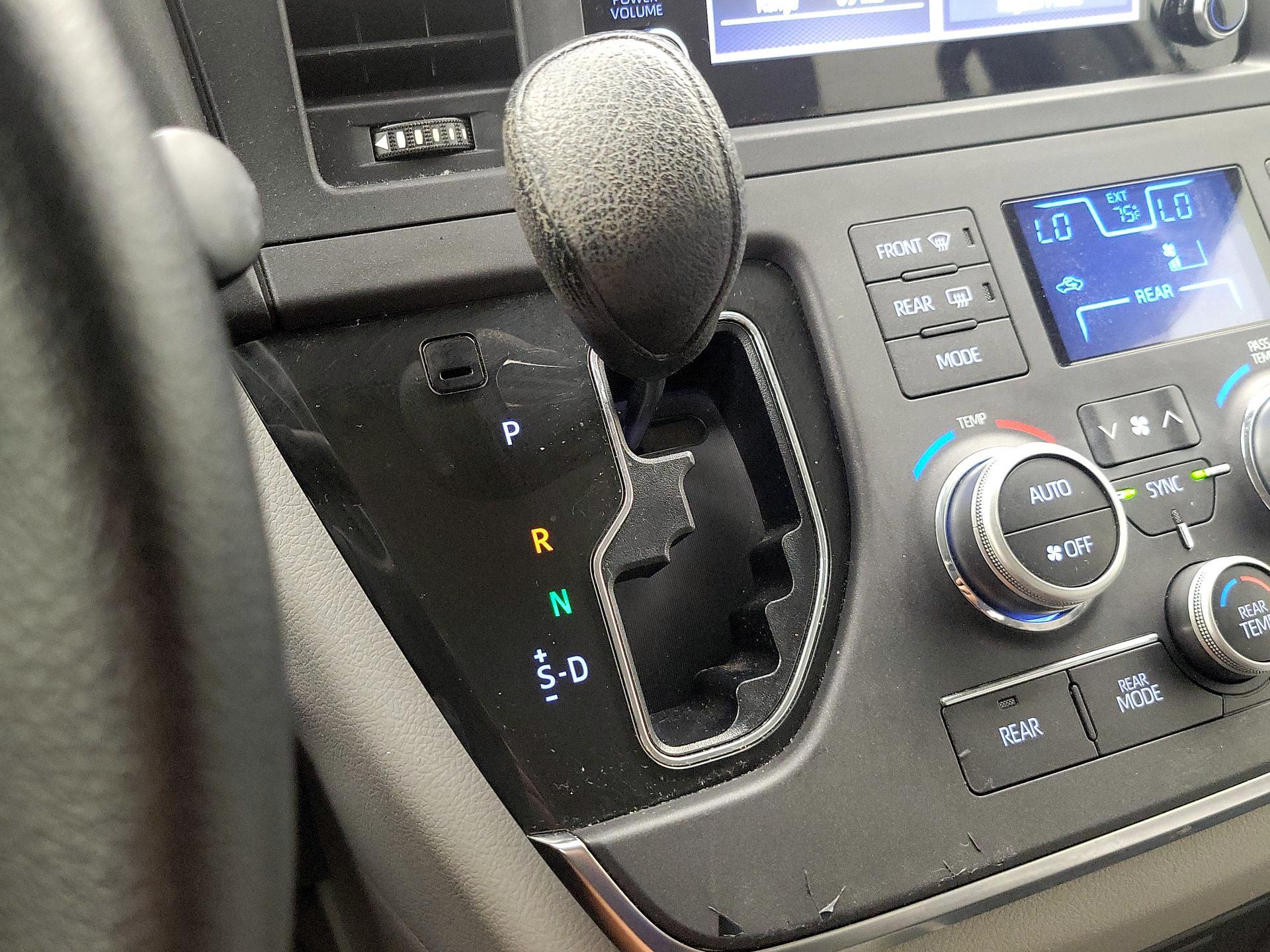 Thumbnail: 2019 Toyota Sienna - 17