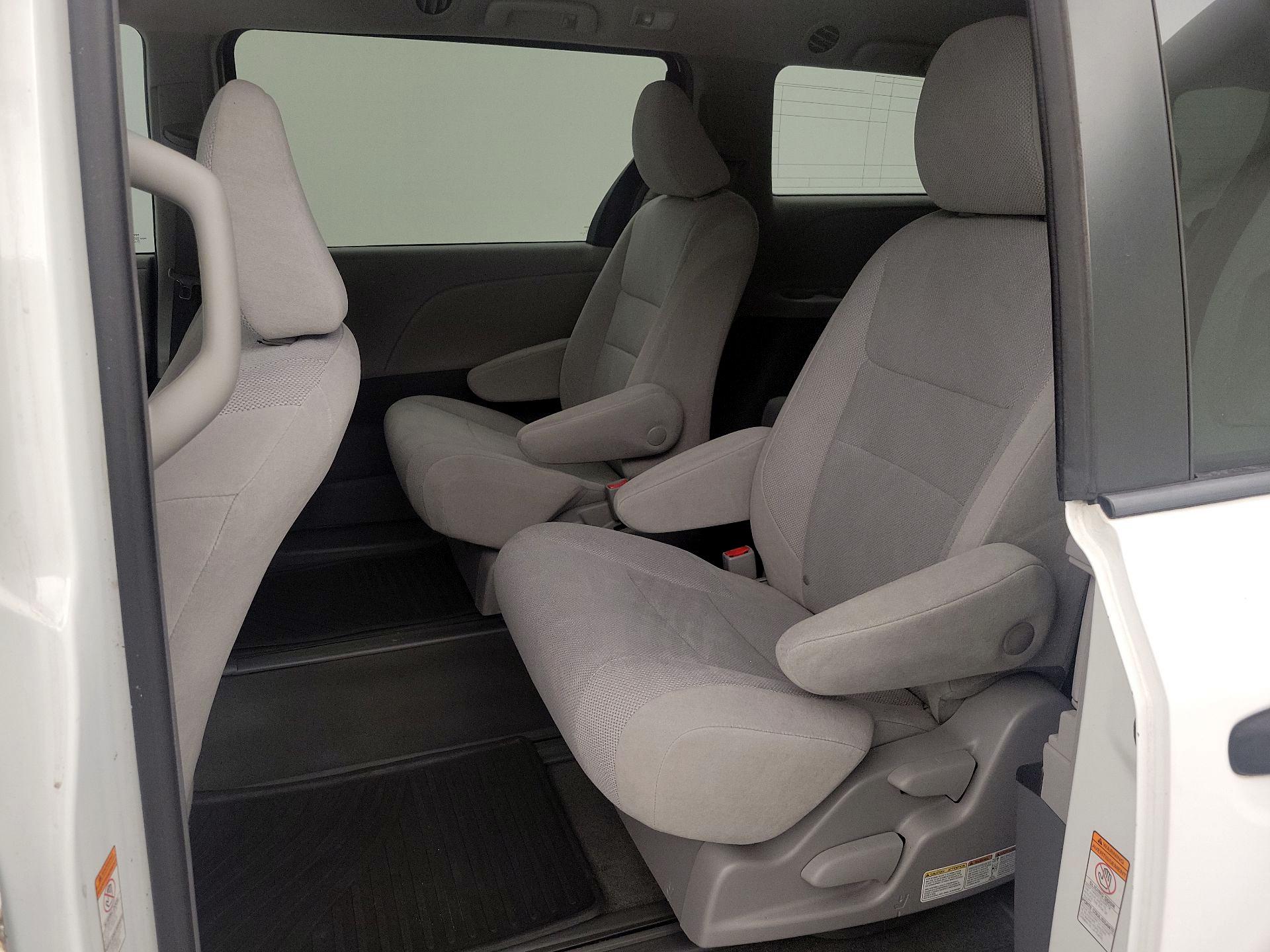 Thumbnail: 2019 Toyota Sienna - 19