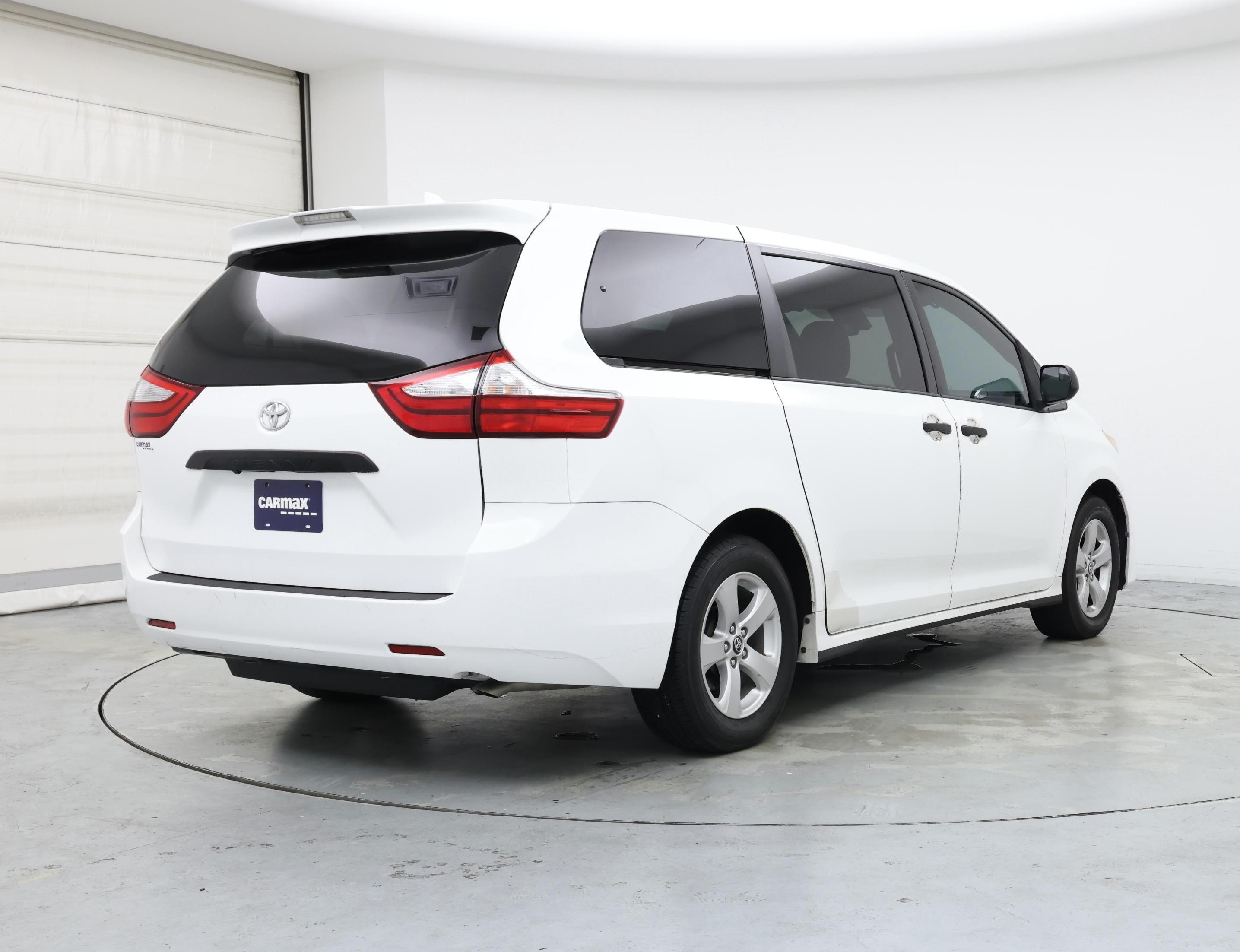 Thumbnail: 2019 Toyota Sienna - 8