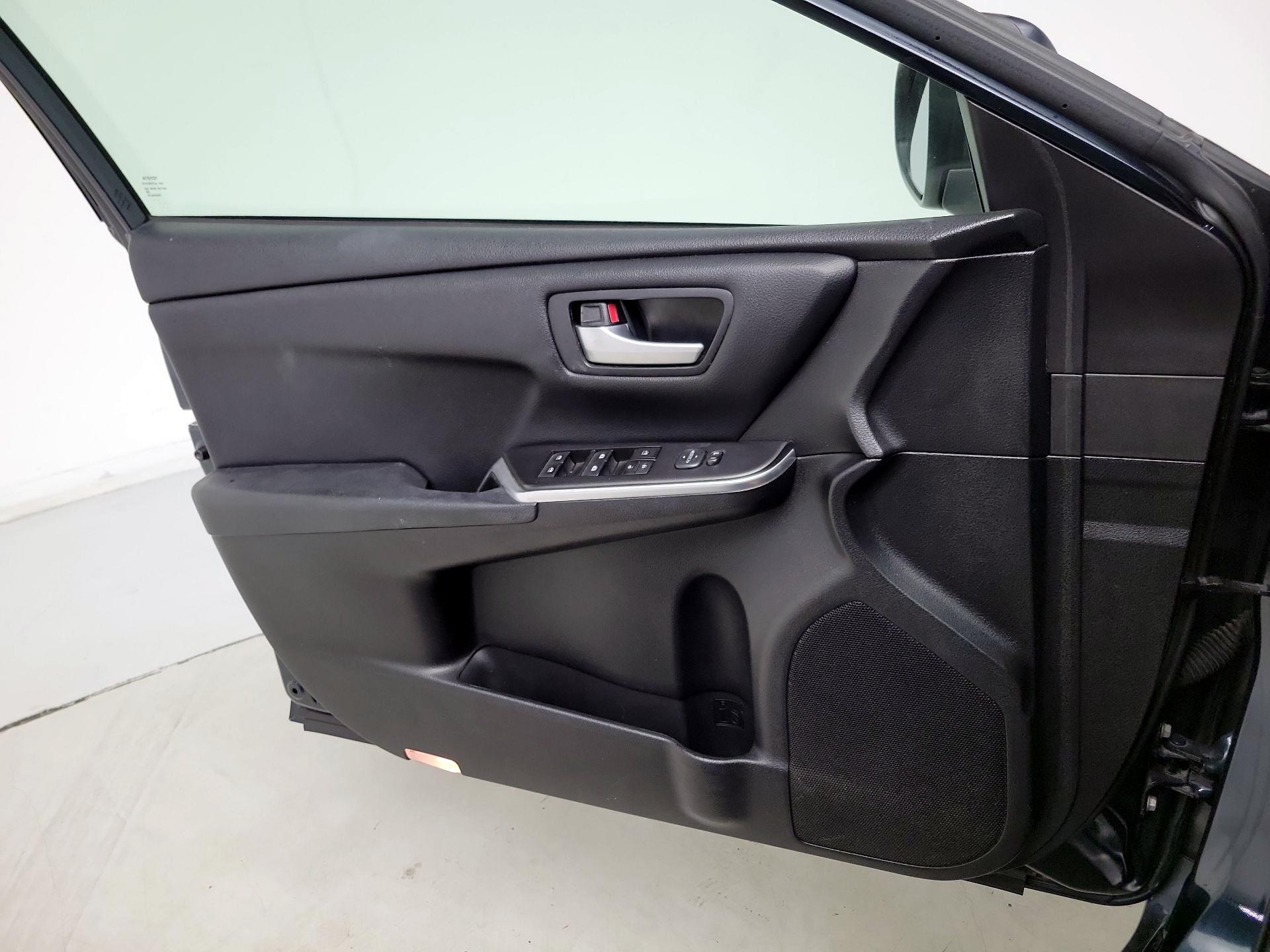 Thumbnail: 2016 Toyota Camry - 12