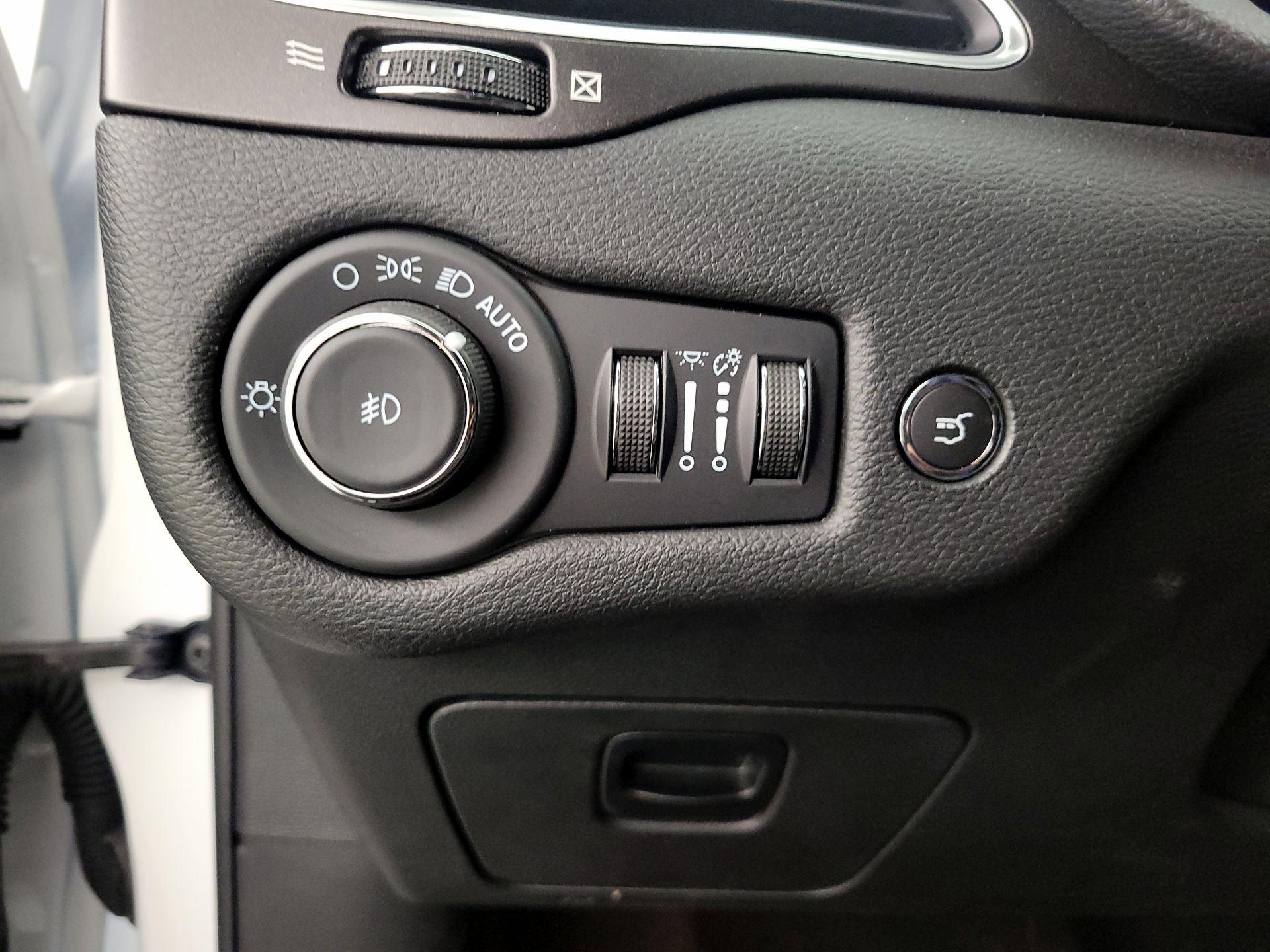 Thumbnail: 2022 Jeep Cherokee - 13