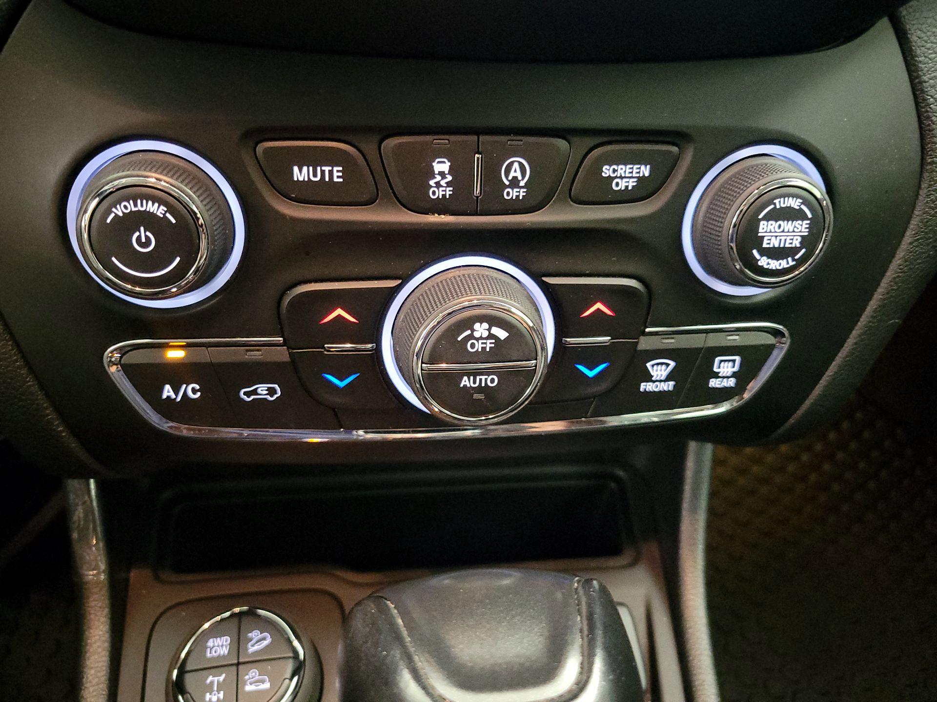 Thumbnail: 2022 Jeep Cherokee - 16
