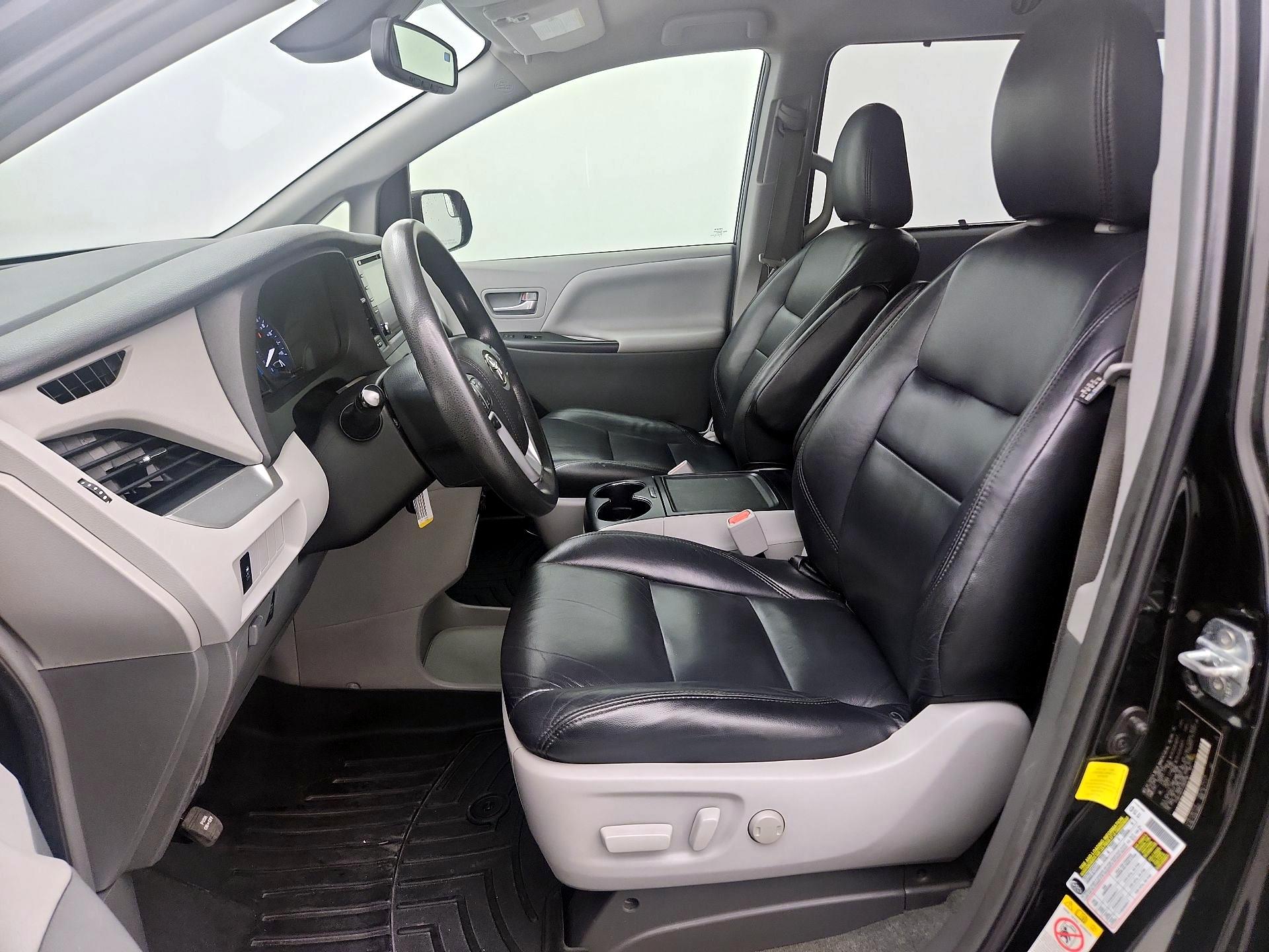 Thumbnail: 2018 Toyota Sienna - 11