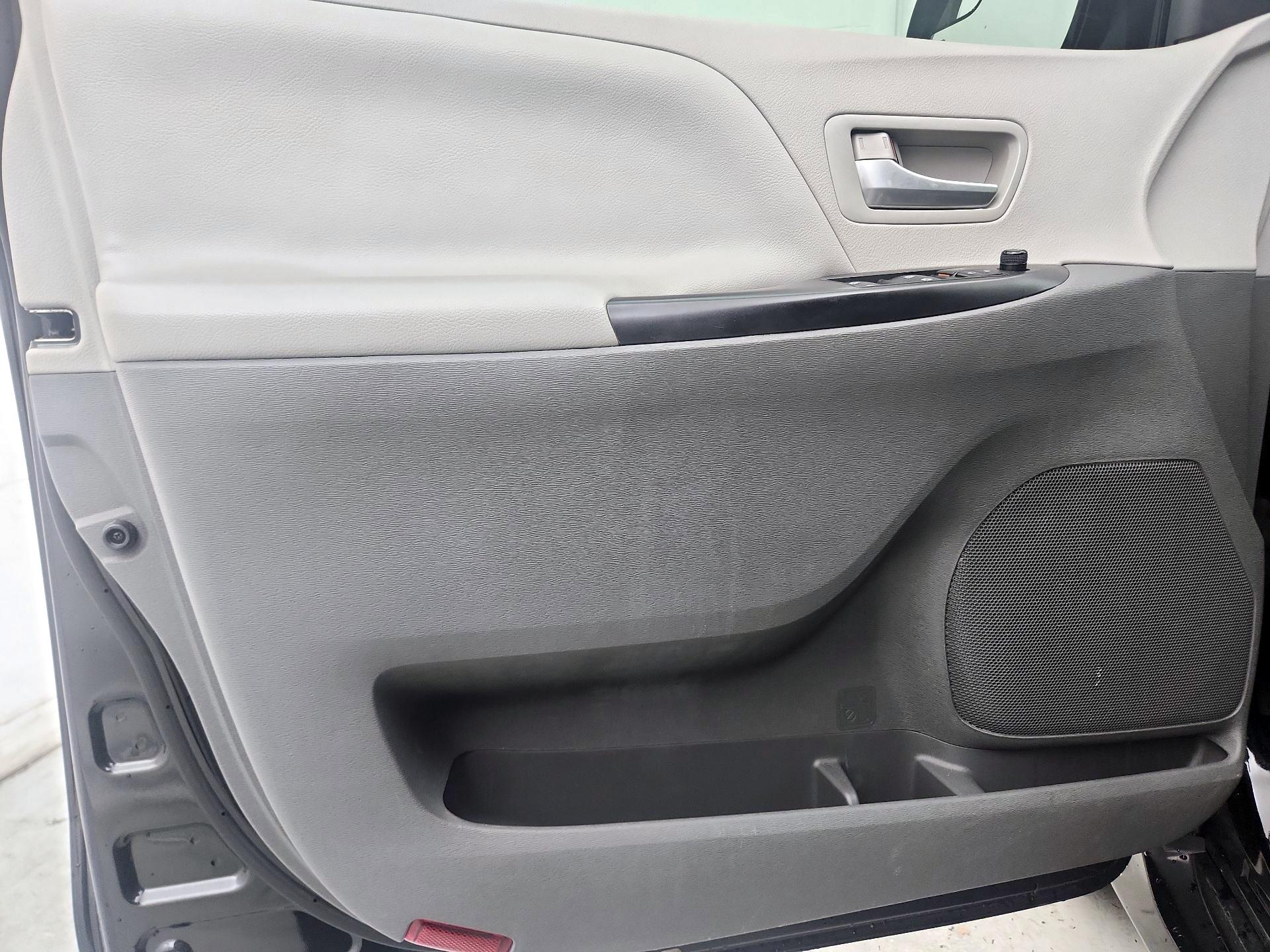 Thumbnail: 2018 Toyota Sienna - 12