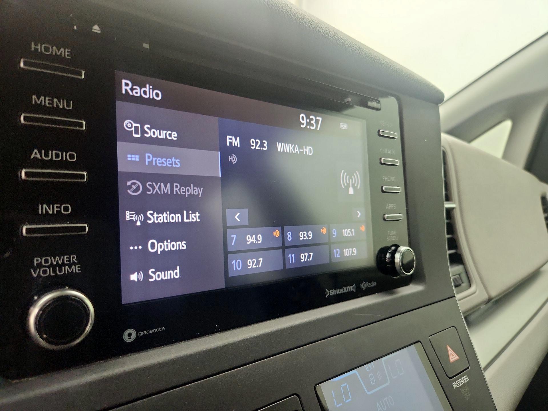 Thumbnail: 2018 Toyota Sienna - 15