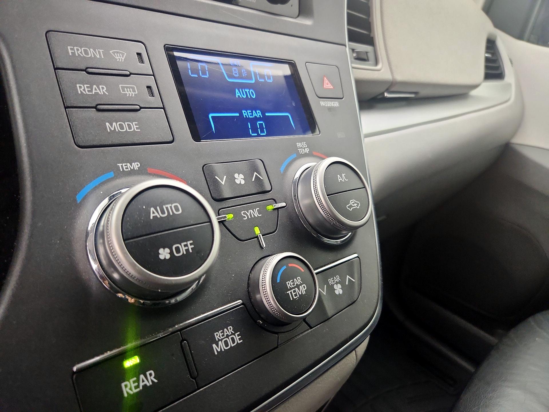 Thumbnail: 2018 Toyota Sienna - 16