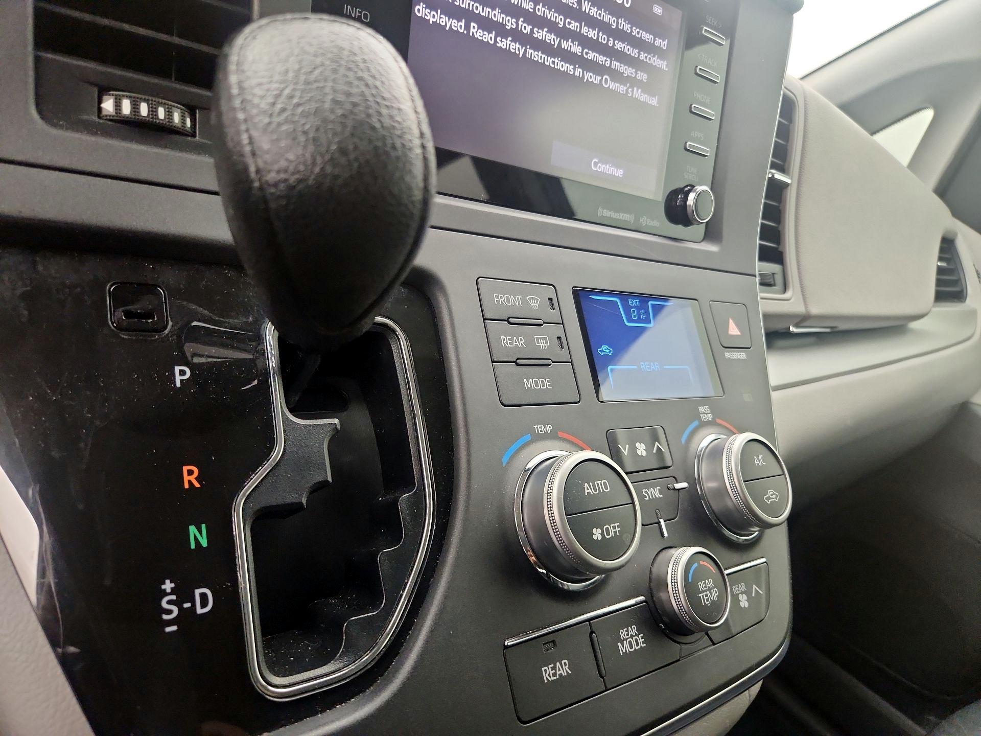 Thumbnail: 2018 Toyota Sienna - 17
