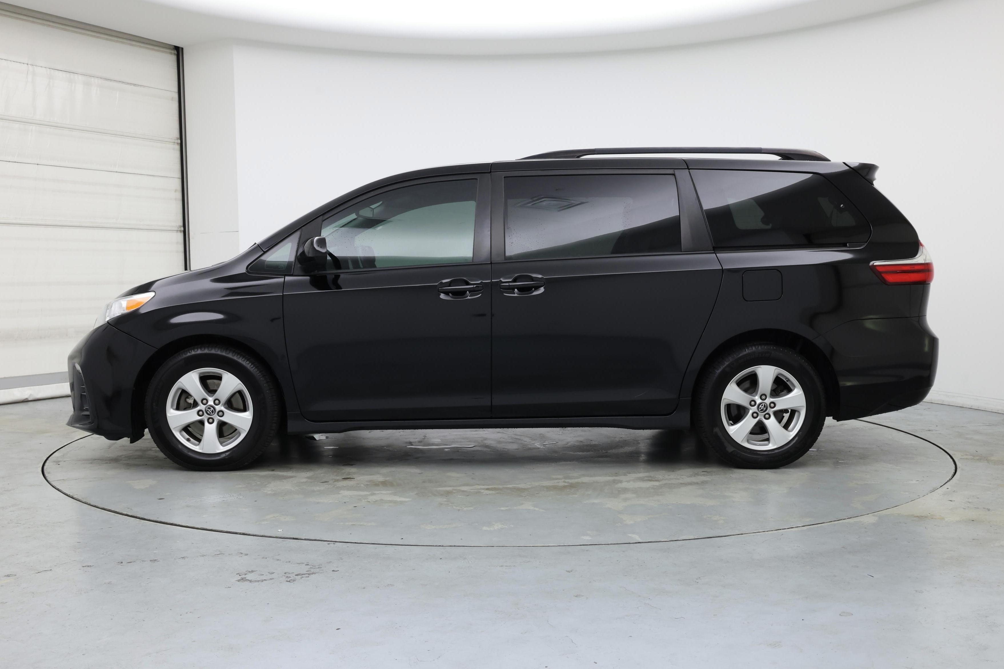 Thumbnail: 2018 Toyota Sienna - 3