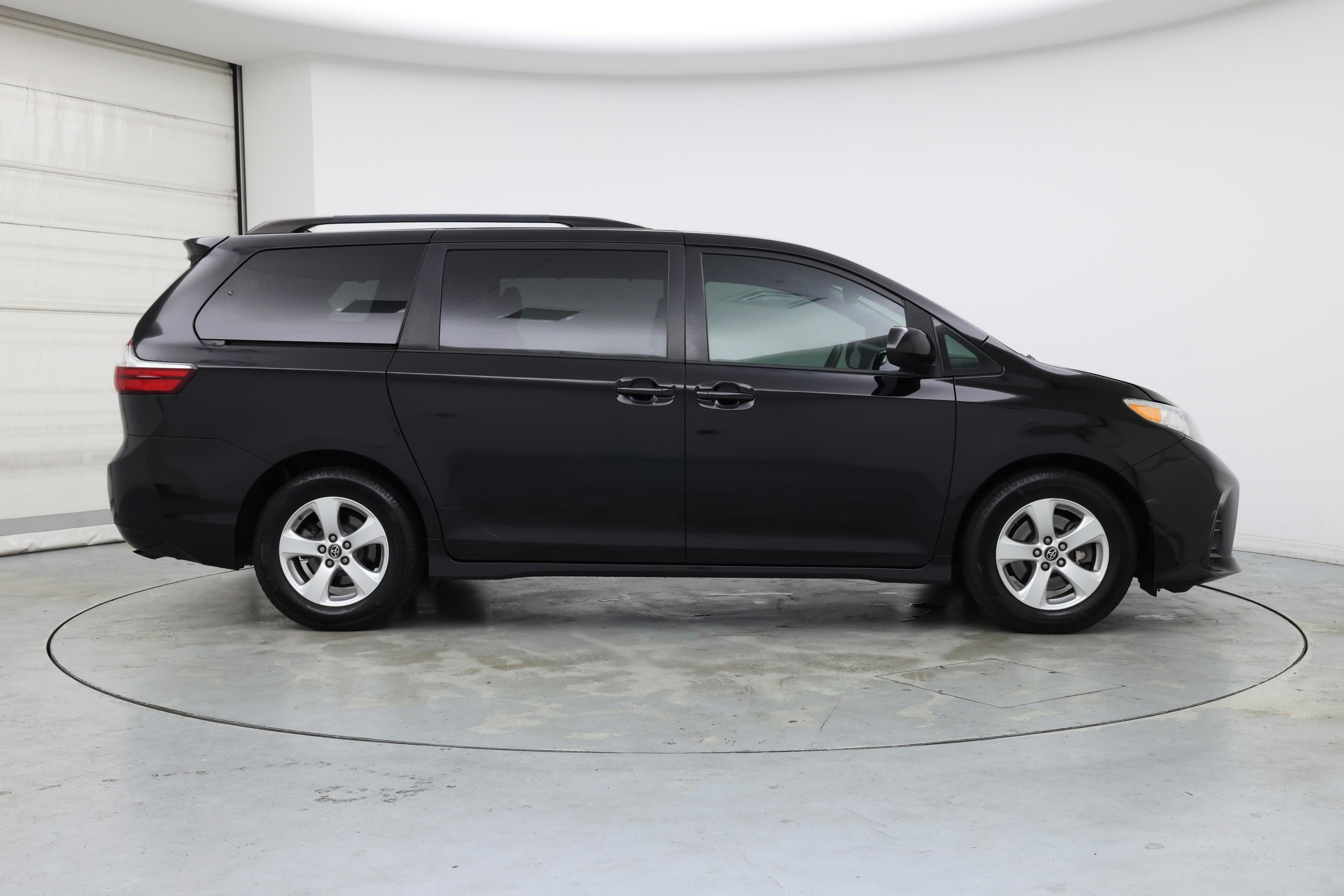Thumbnail: 2018 Toyota Sienna - 7