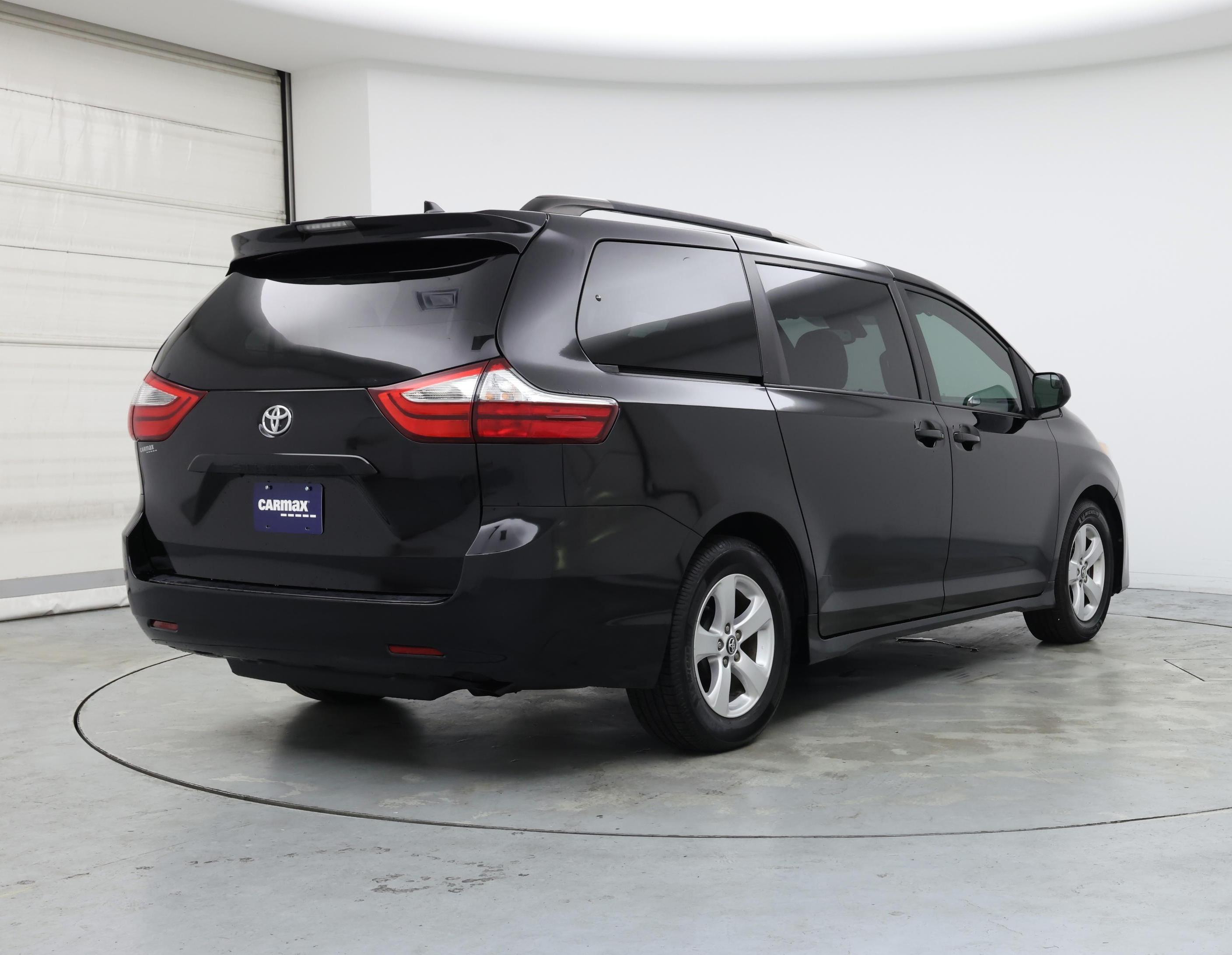 Thumbnail: 2018 Toyota Sienna - 8