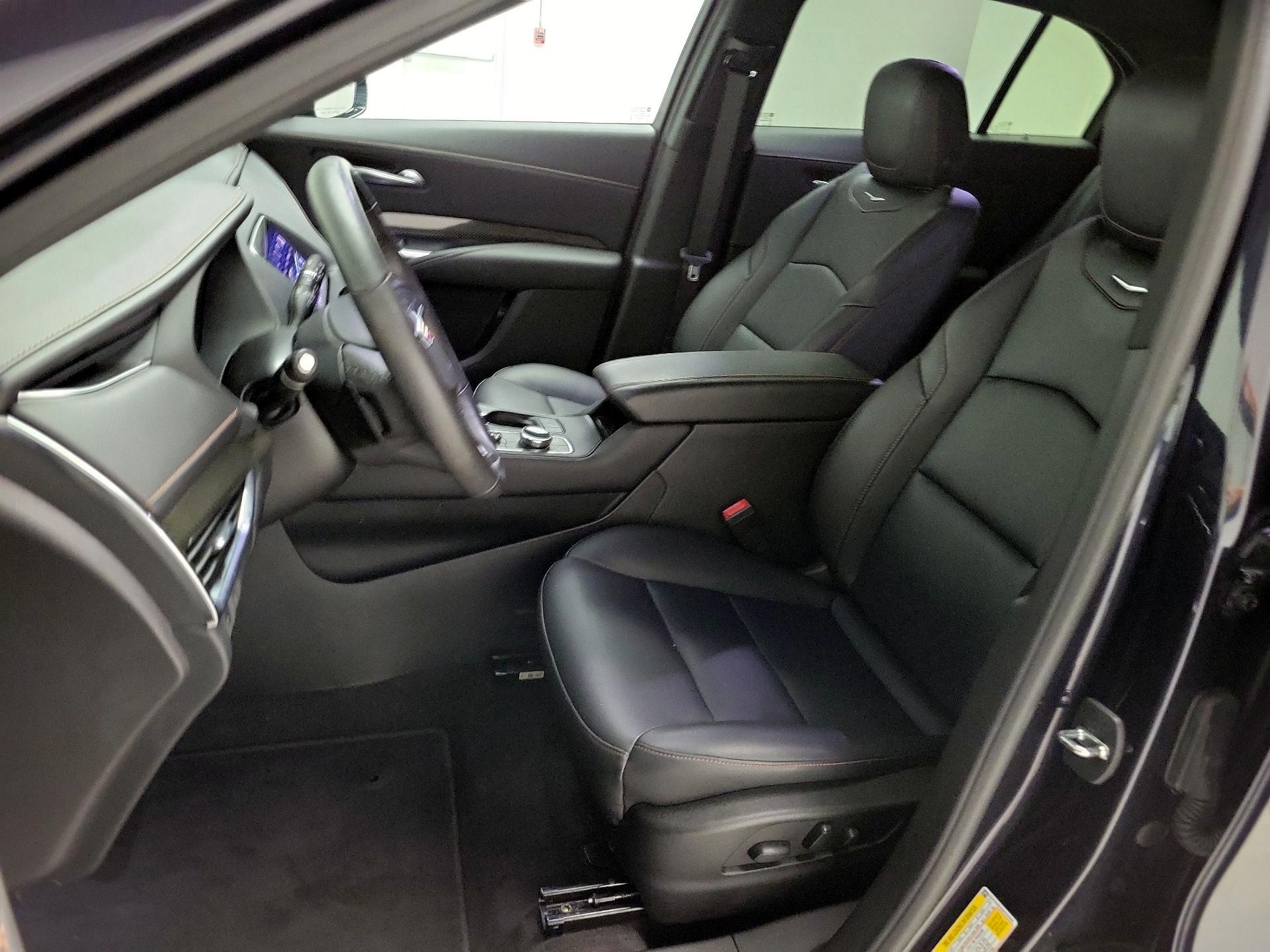 Thumbnail: 2022 Cadillac XT4 - 11