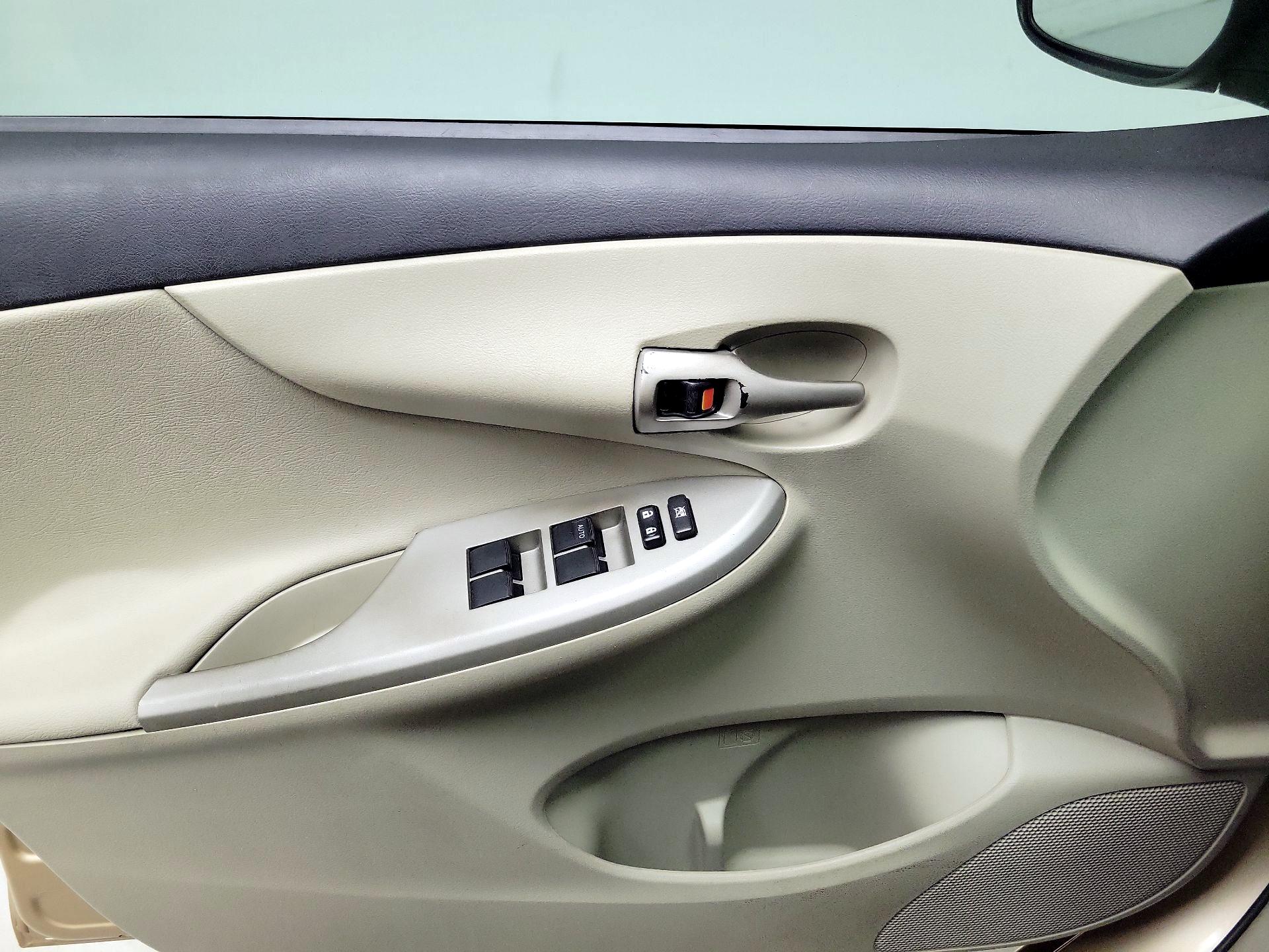 Thumbnail: 2013 Toyota Corolla - 12
