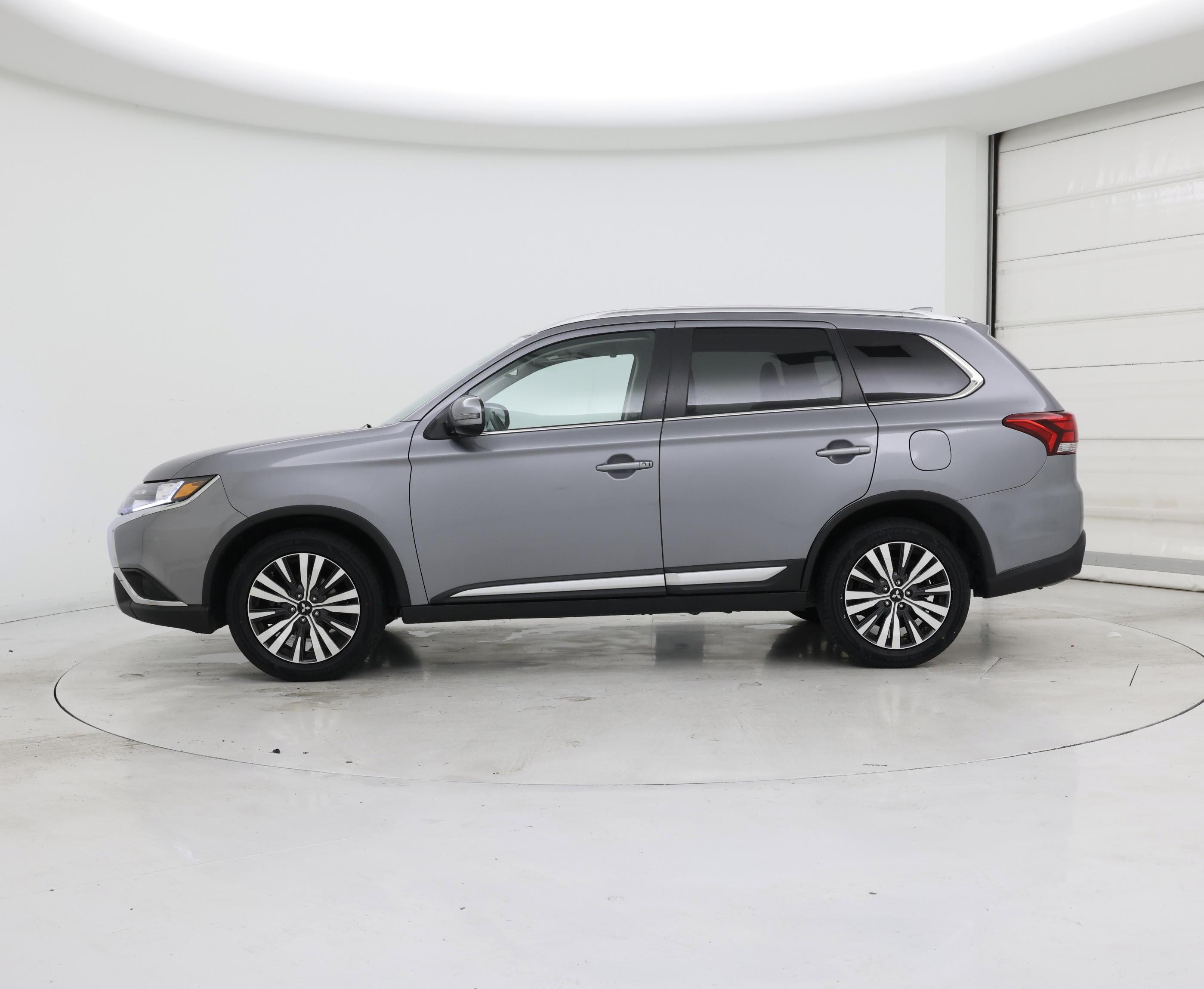 Thumbnail: 2020 Mitsubishi Outlander - 3