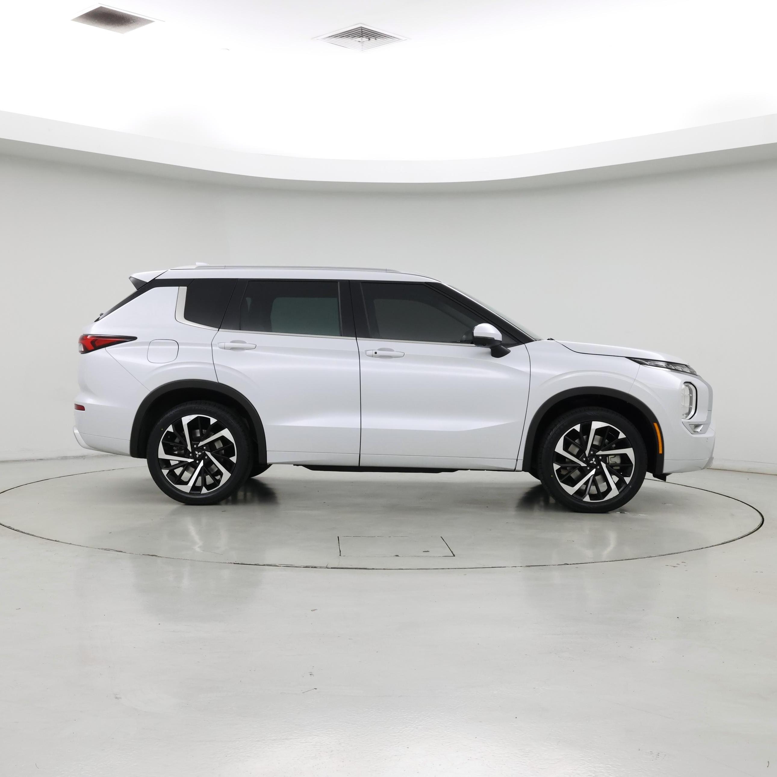 Thumbnail: 2022 Mitsubishi Outlander - 7