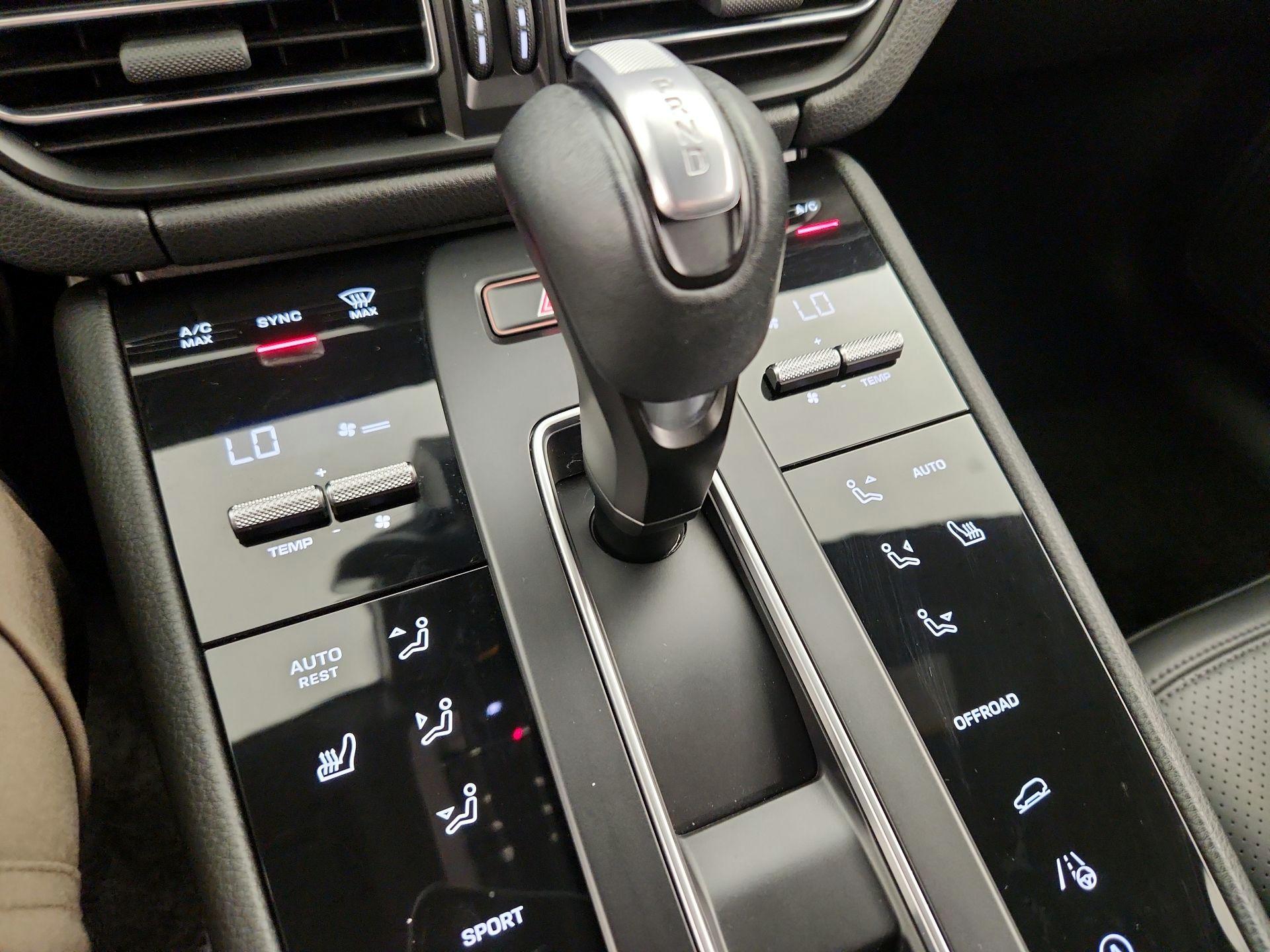 Thumbnail: 2022 Porsche Macan - 18