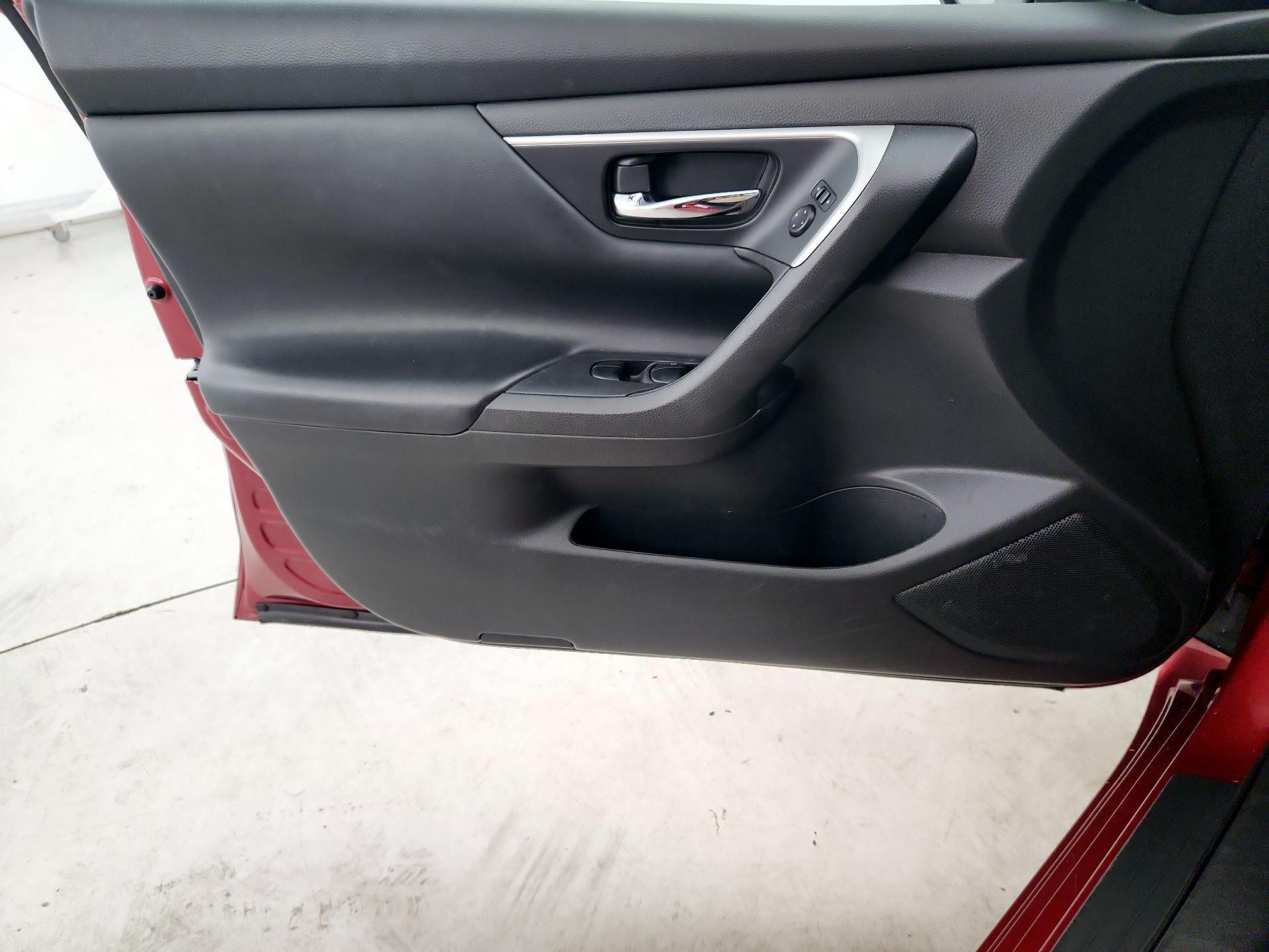 Thumbnail: 2016 Nissan Altima - 12