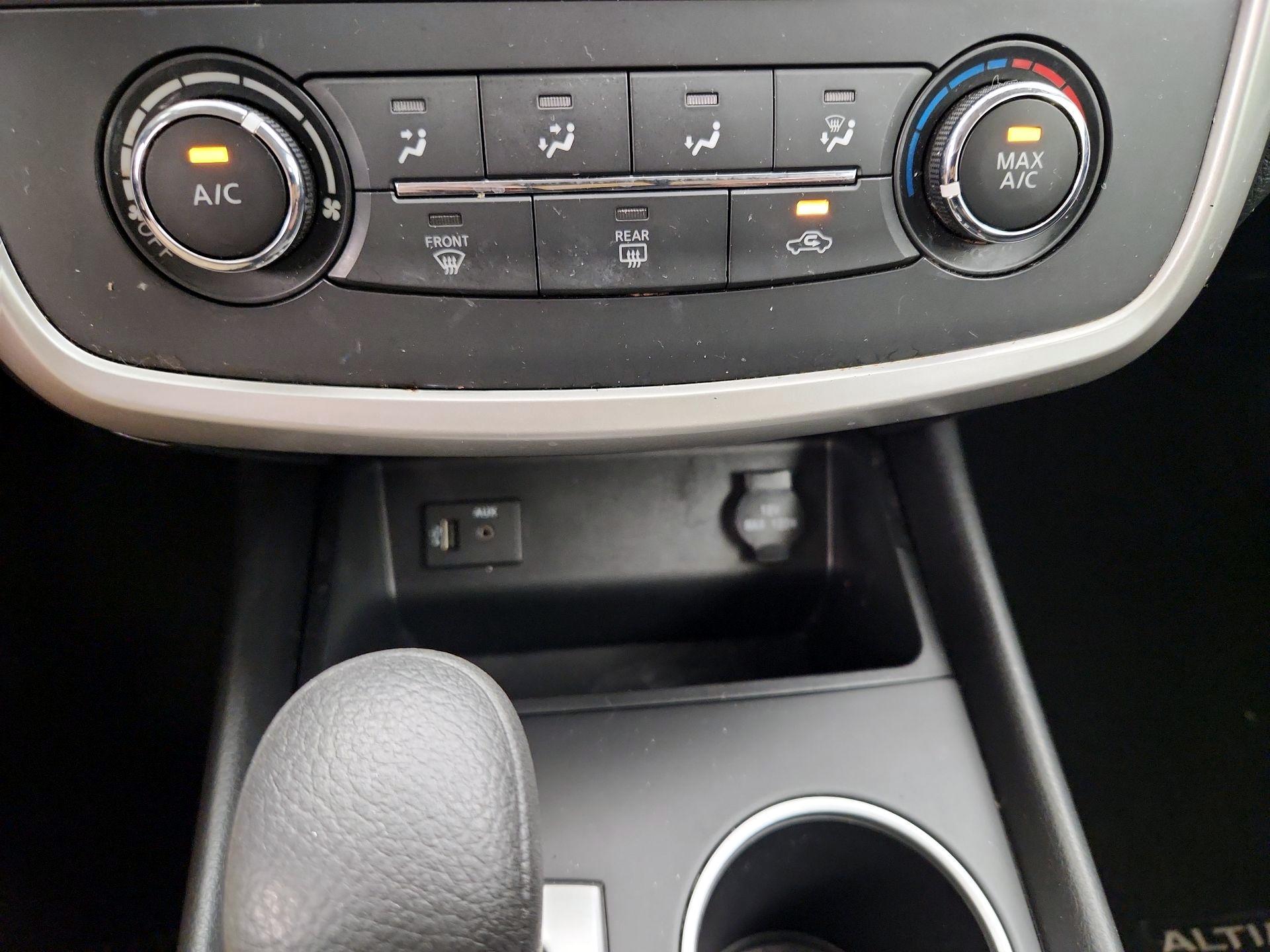 Thumbnail: 2016 Nissan Altima - 16