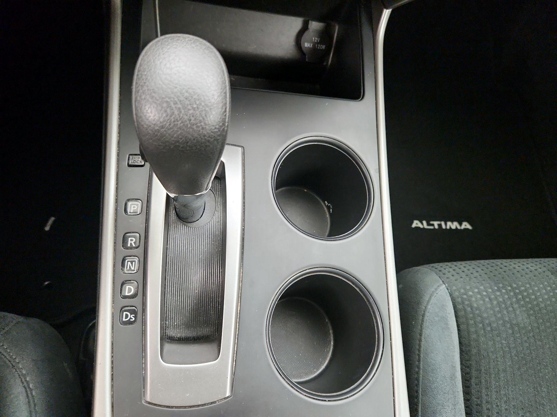 Thumbnail: 2015 Nissan Altima - 16