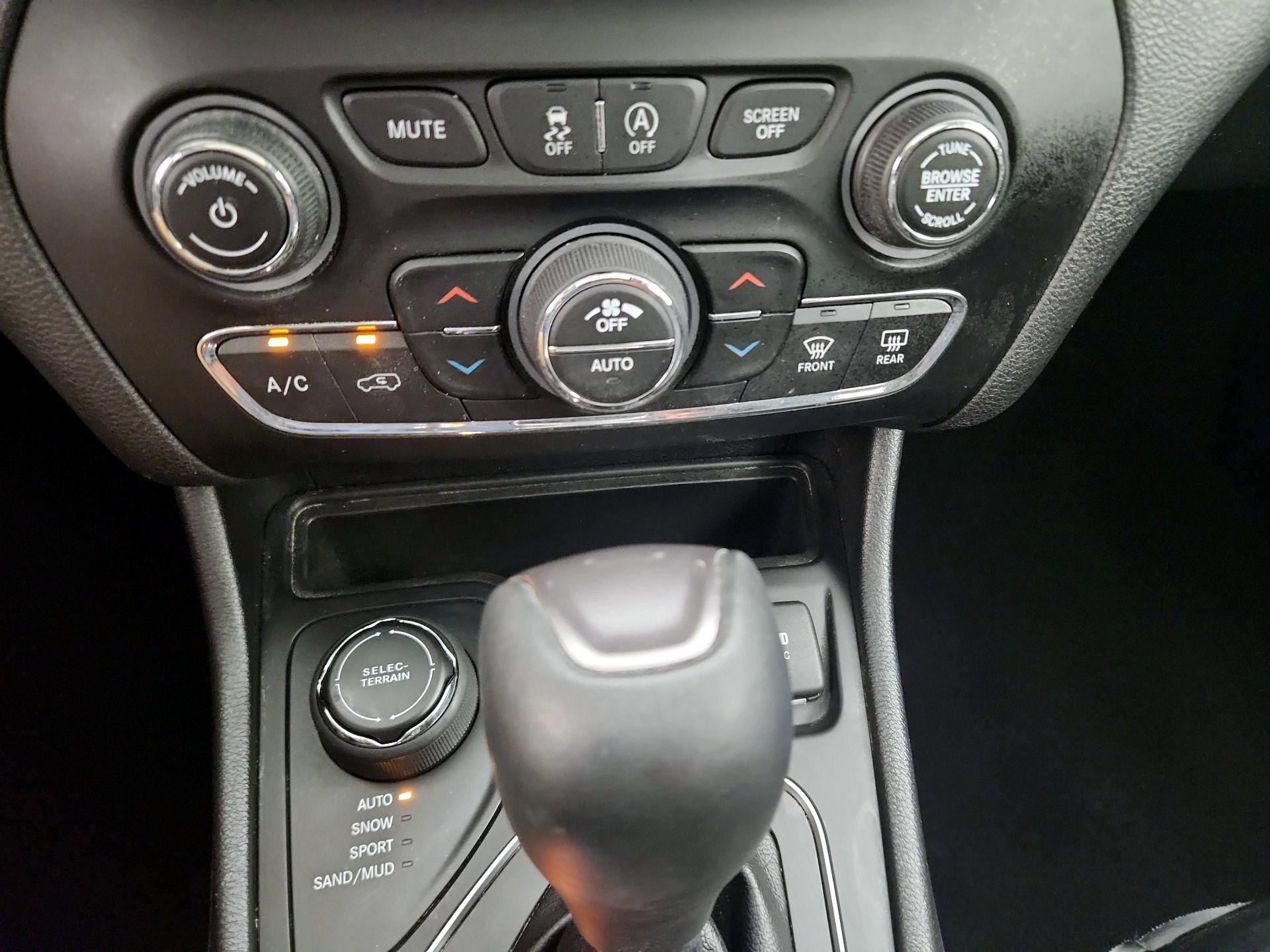 Thumbnail: 2020 Jeep Cherokee - 16