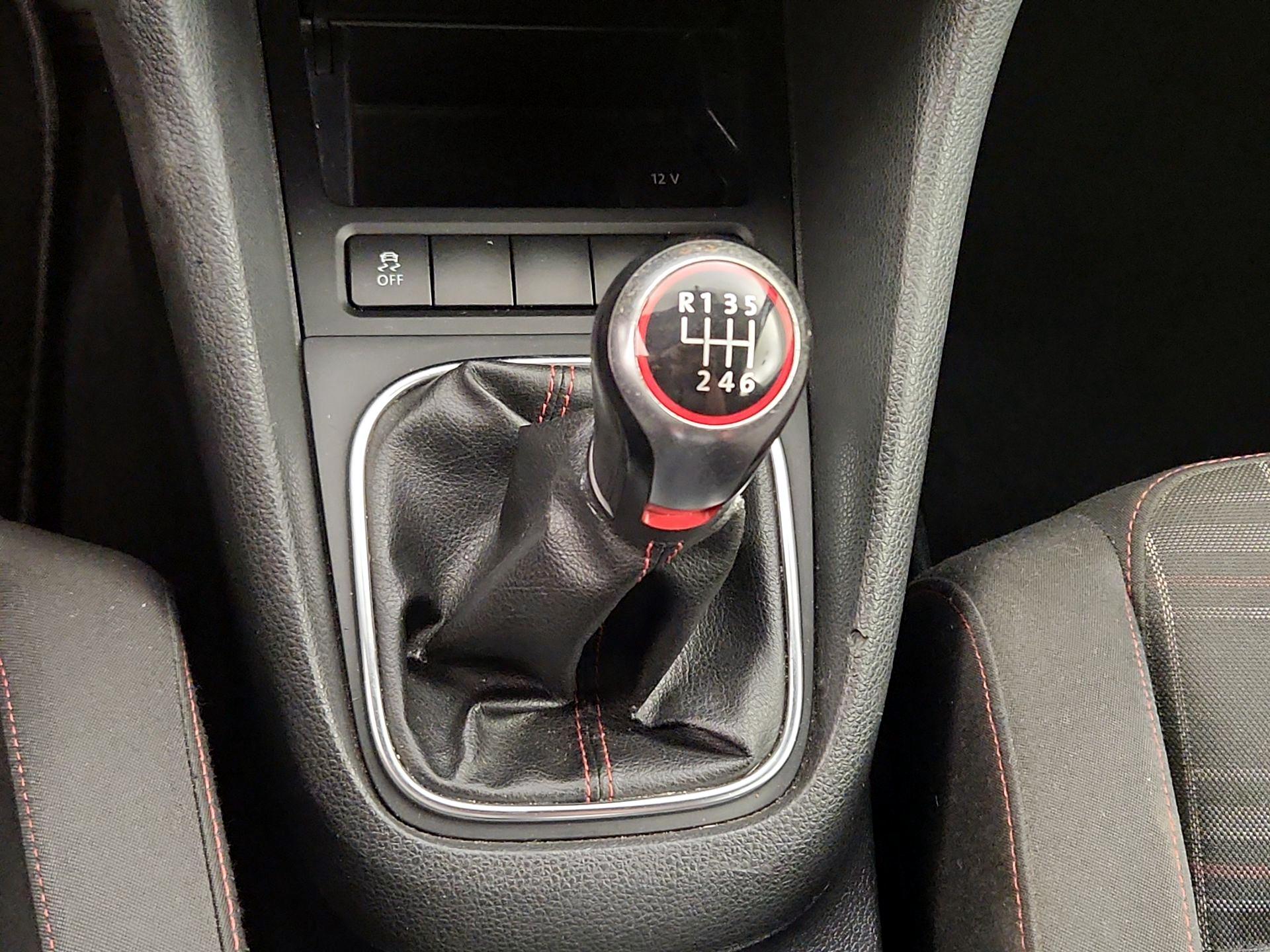 Thumbnail: 2013 Volkswagen Golf - 16