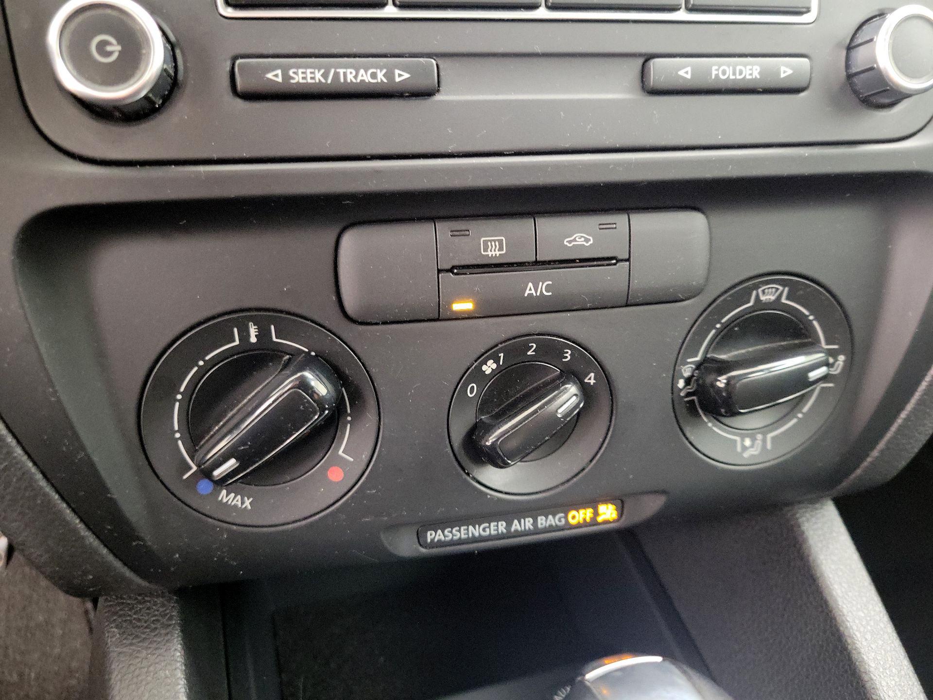Thumbnail: 2014 Volkswagen Jetta - 15