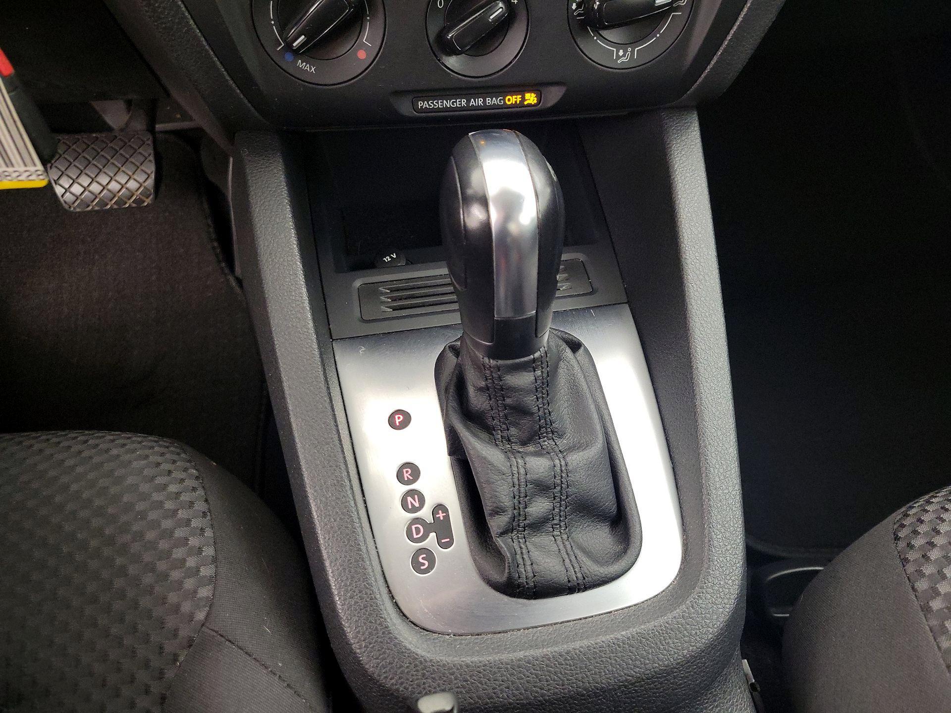 Thumbnail: 2014 Volkswagen Jetta - 16