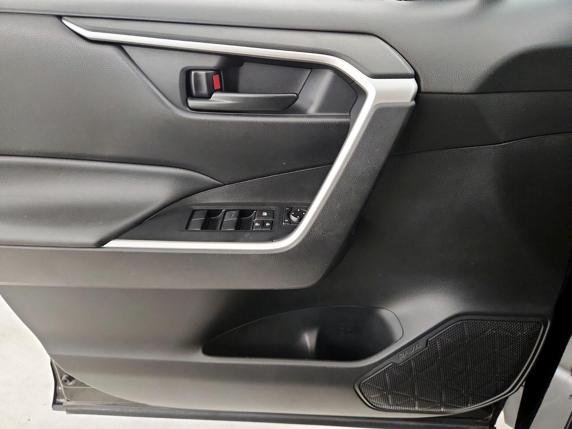 Thumbnail: 2022 Toyota RAV4 - 12