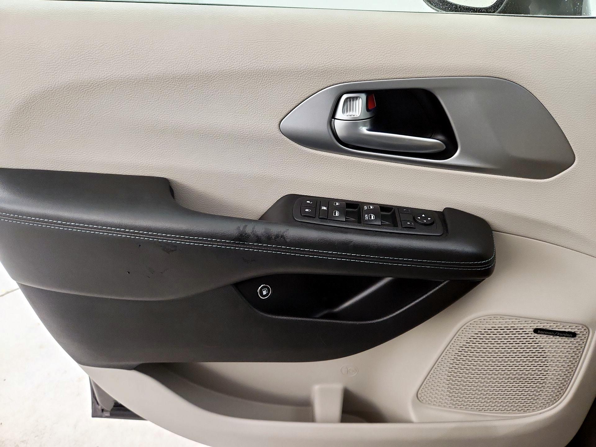 Thumbnail: 2018 Chrysler Pacifica - 12