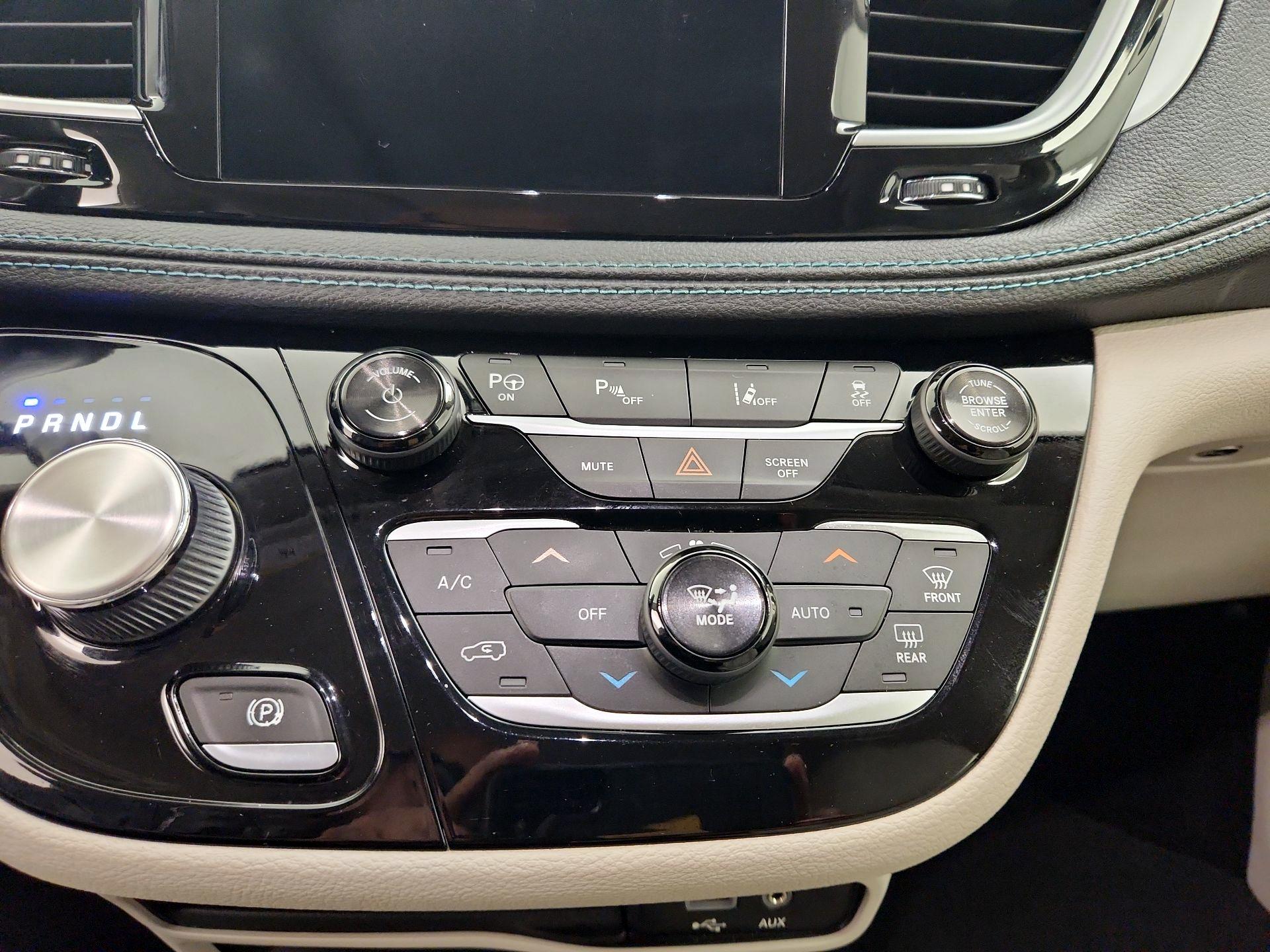 Thumbnail: 2018 Chrysler Pacifica - 17