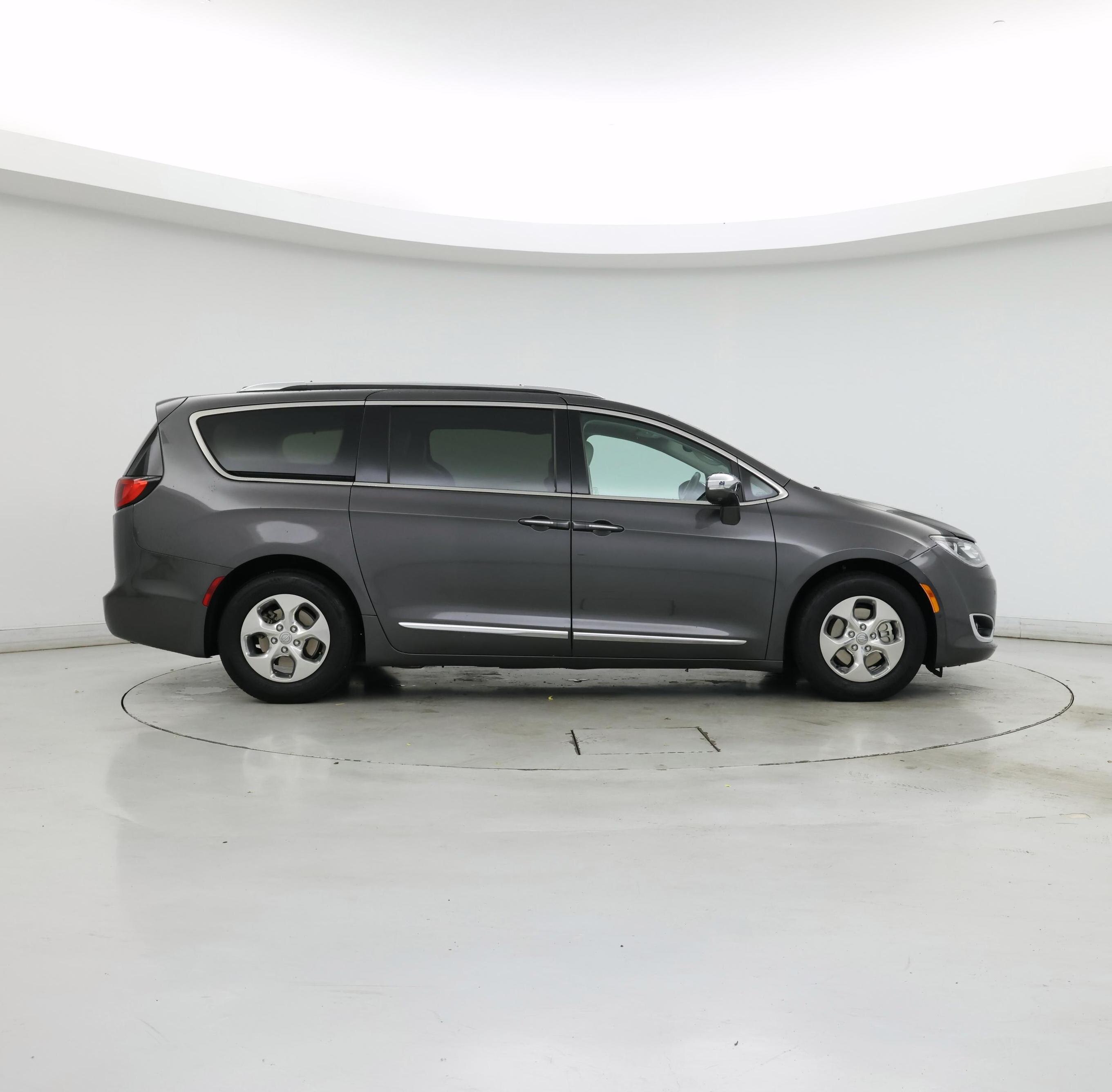 Thumbnail: 2018 Chrysler Pacifica - 7