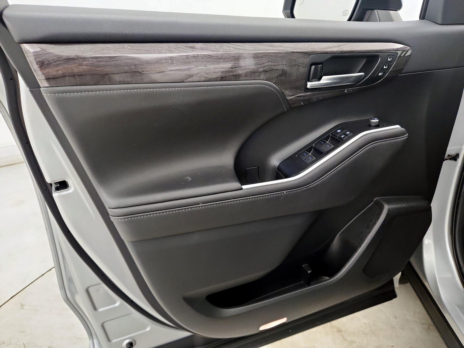 Thumbnail: 2020 Toyota Highlander - 12