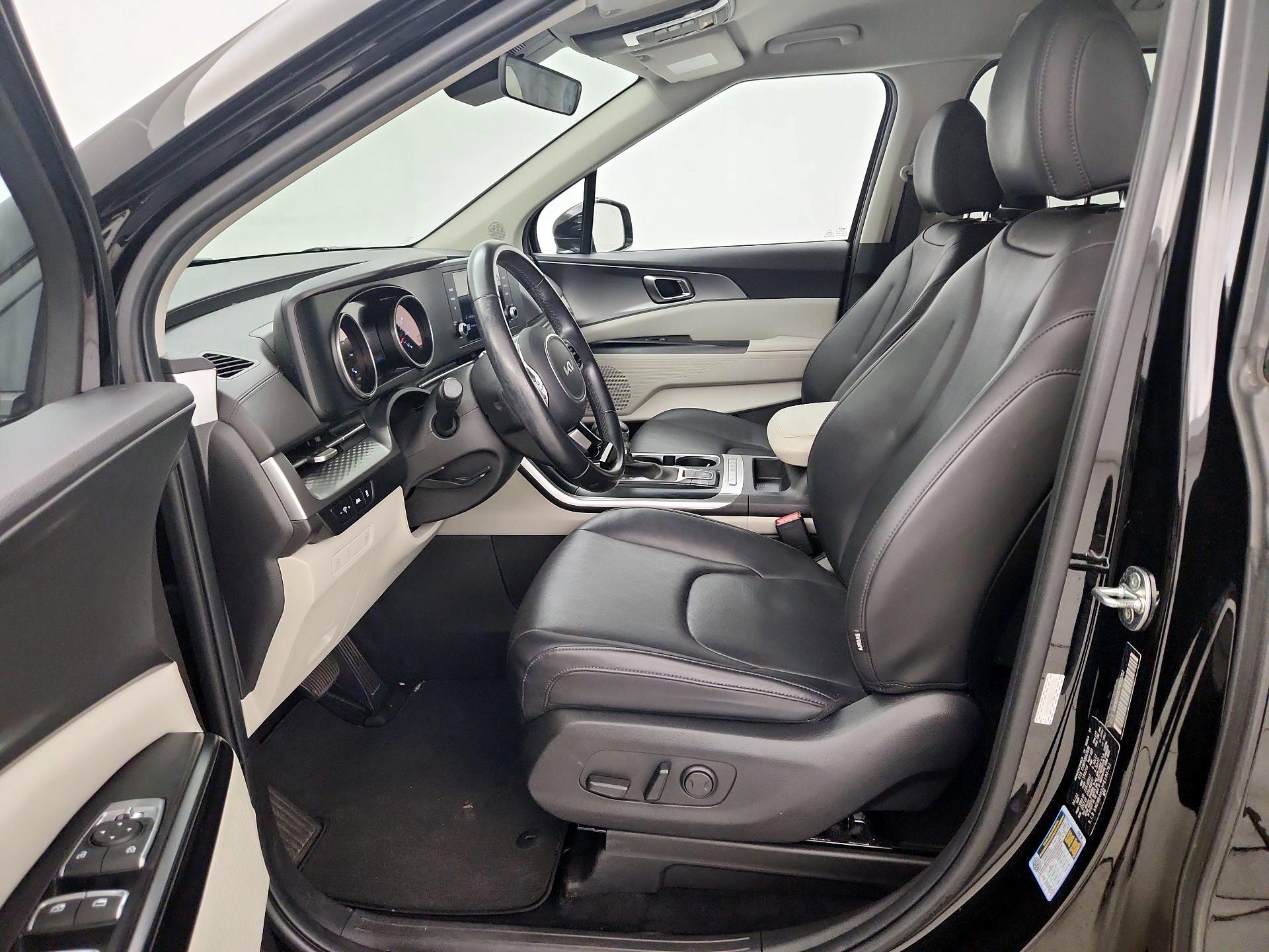 Thumbnail: 2023 Kia Carnival - 11