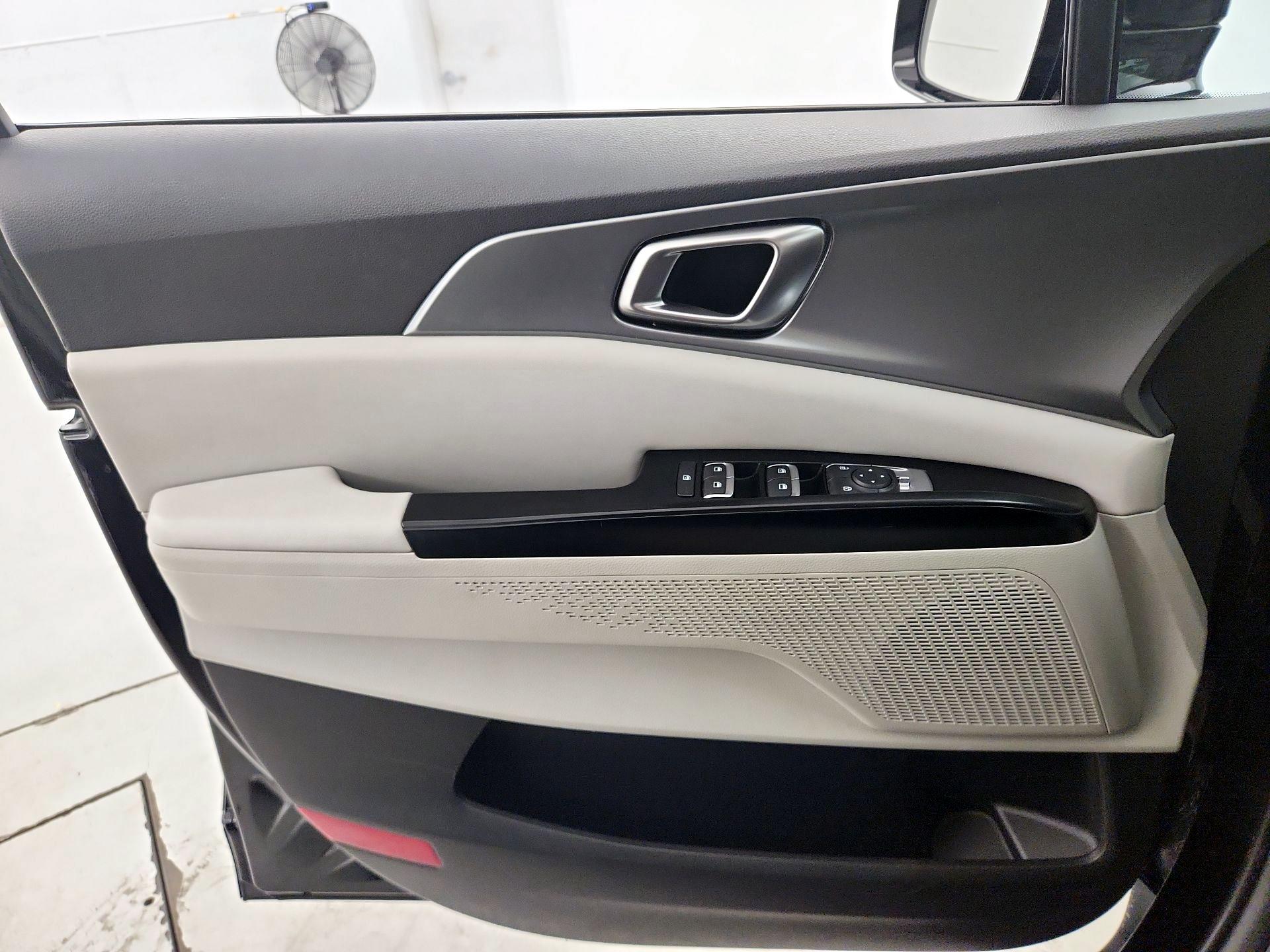 Thumbnail: 2023 Kia Carnival - 12
