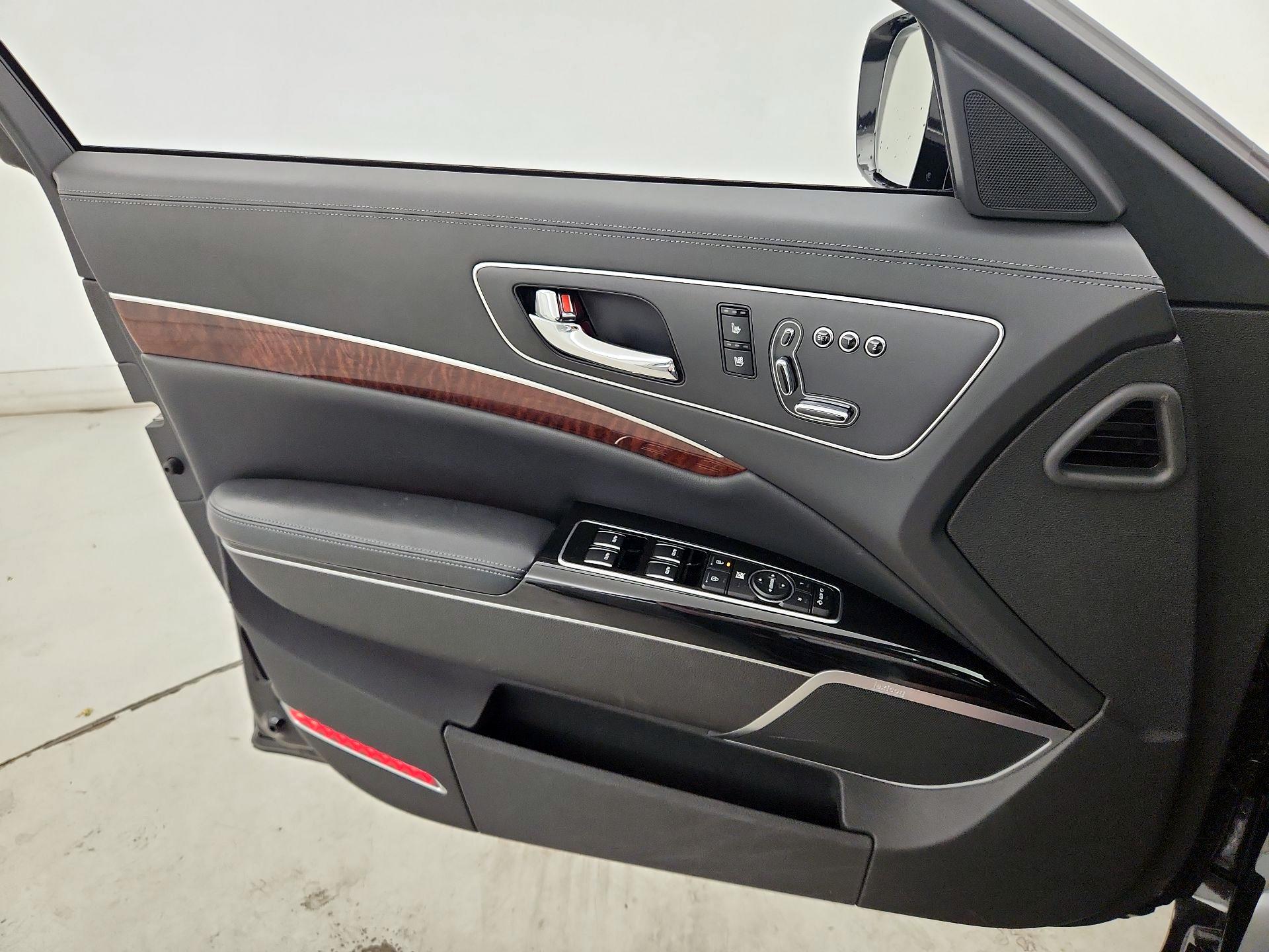 Thumbnail: 2015 Kia K900 - 12