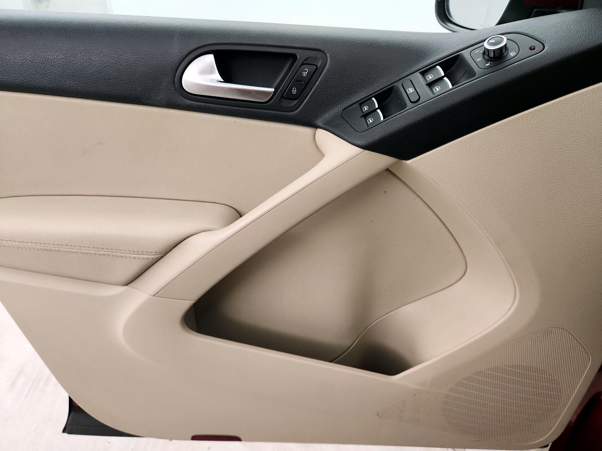 Thumbnail: 2015 Volkswagen Tiguan - 12