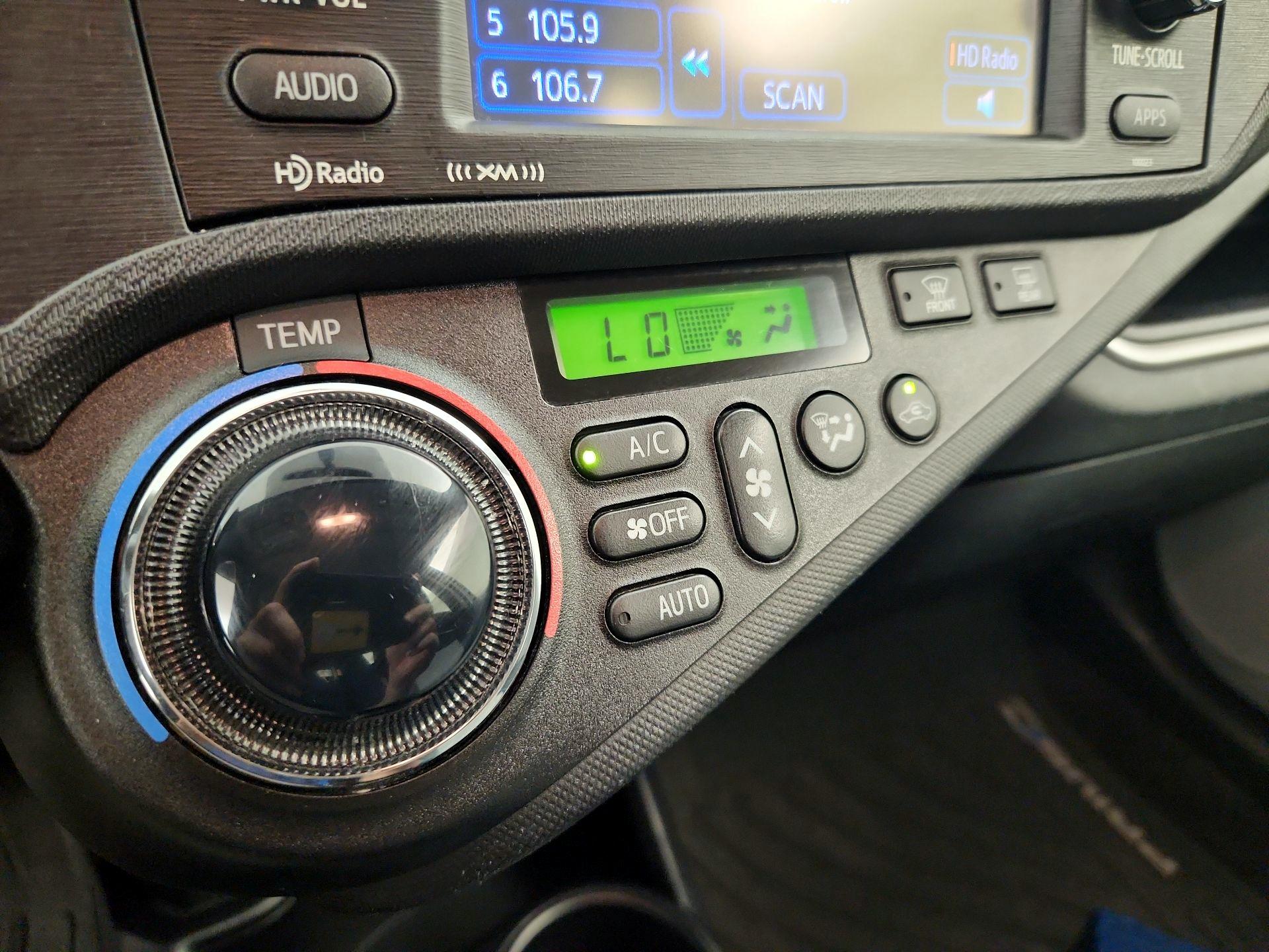 Thumbnail: 2014 Toyota Prius c - 15
