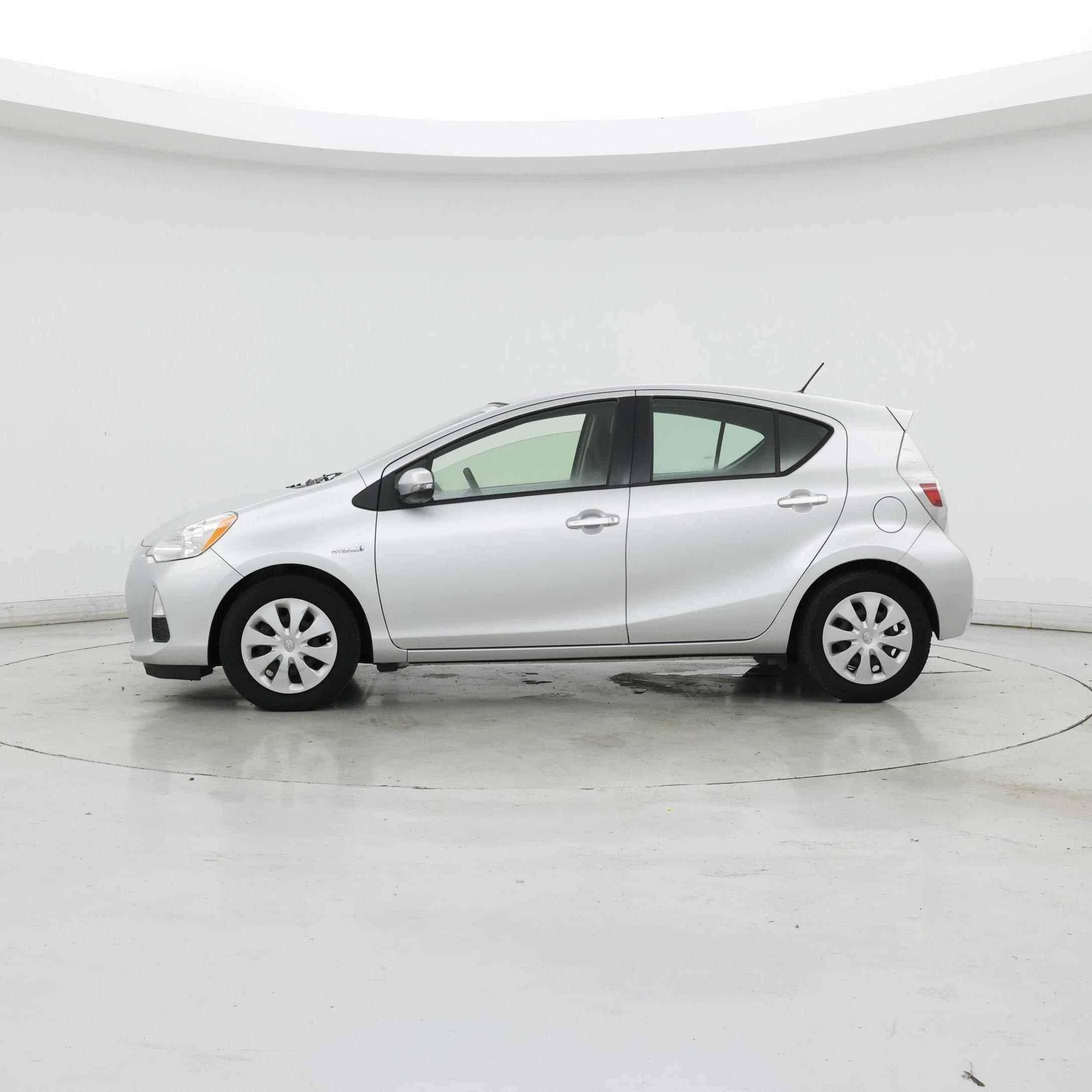 Thumbnail: 2014 Toyota Prius c - 3
