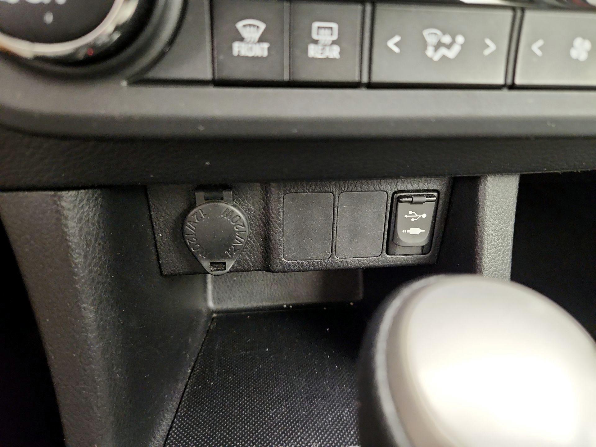 Thumbnail: 2015 Toyota Corolla - 18