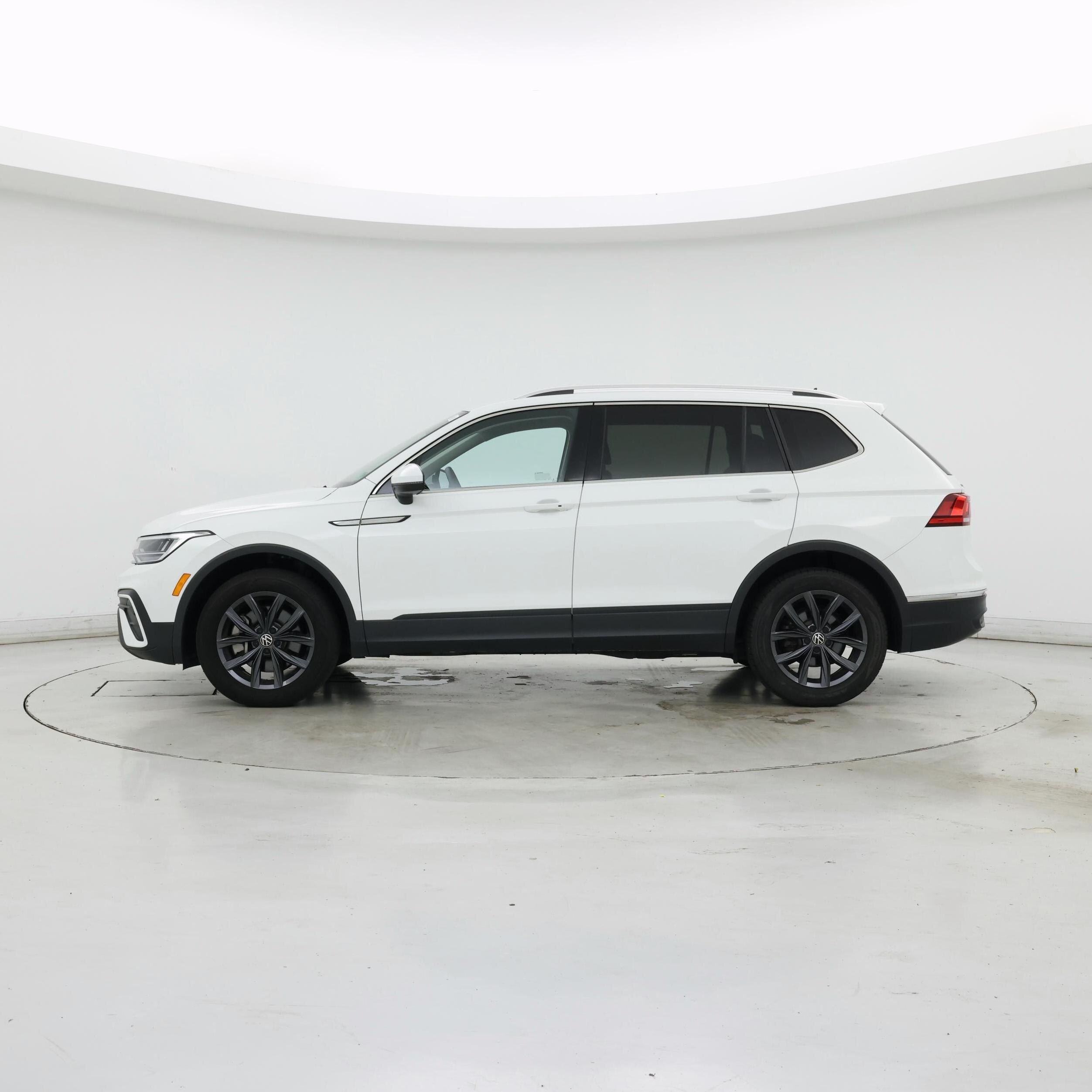 Thumbnail: 2022 Volkswagen Tiguan - 3