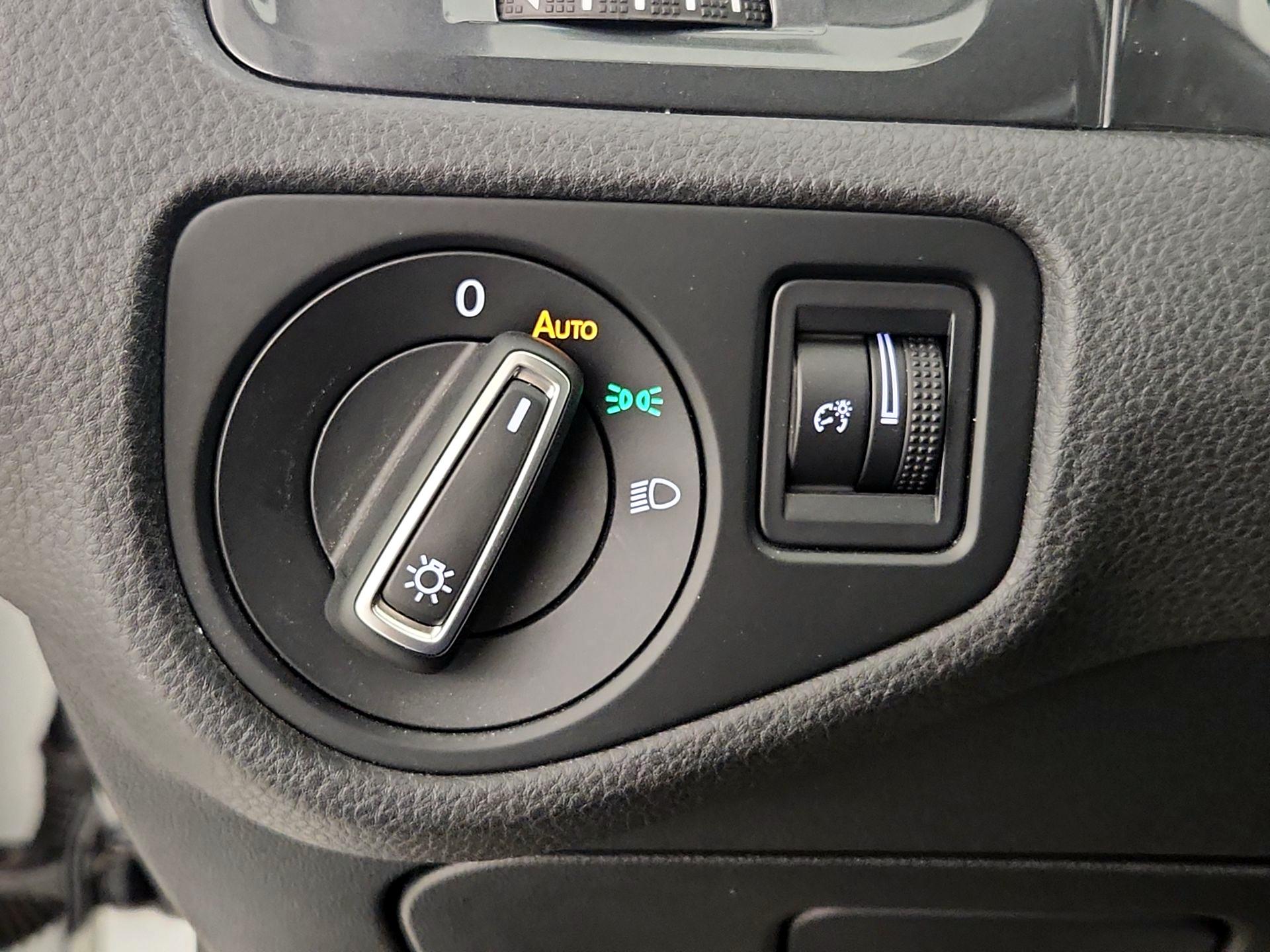 Thumbnail: 2019 Volkswagen e-Golf - 13