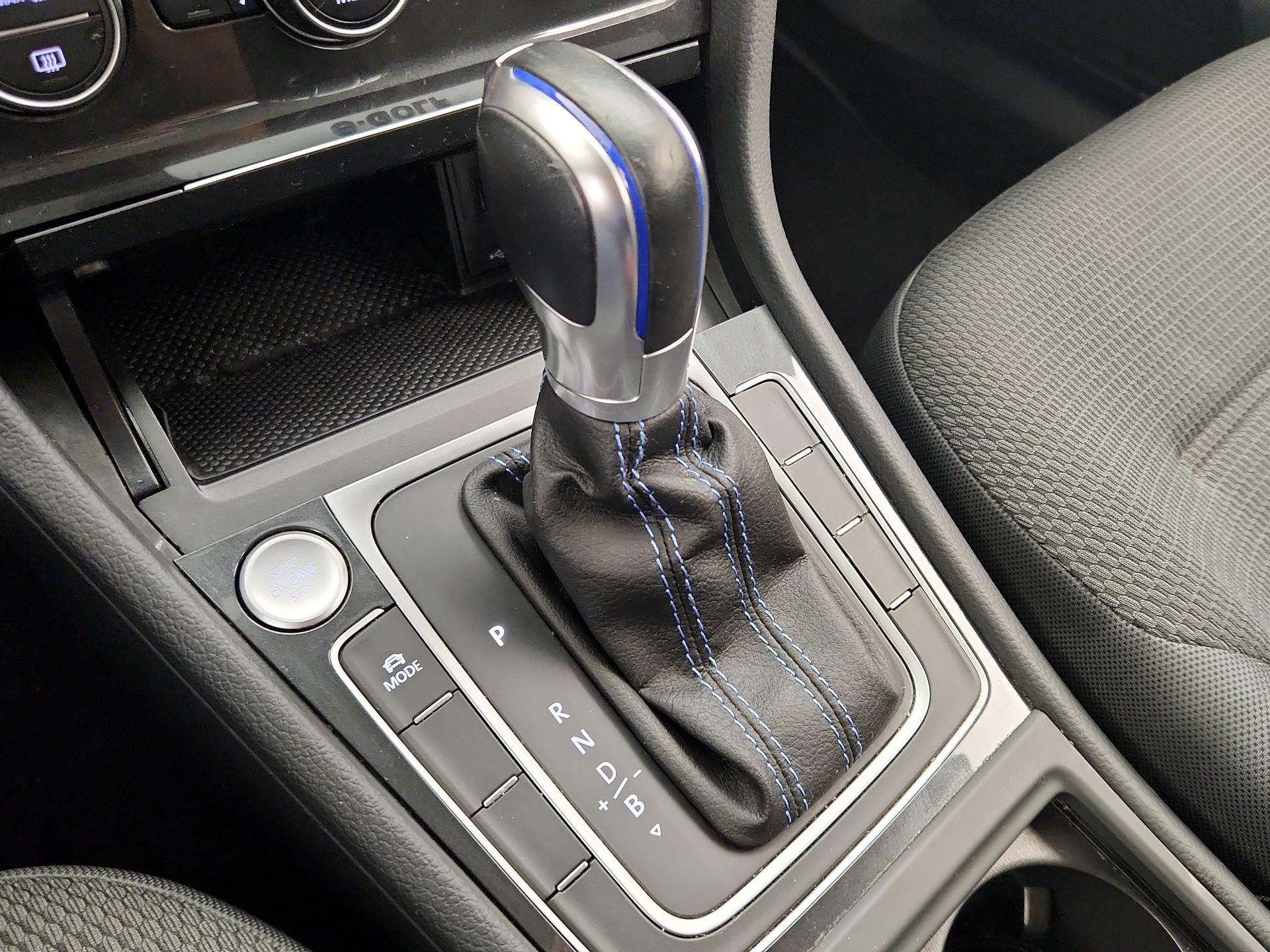 Thumbnail: 2019 Volkswagen e-Golf - 17