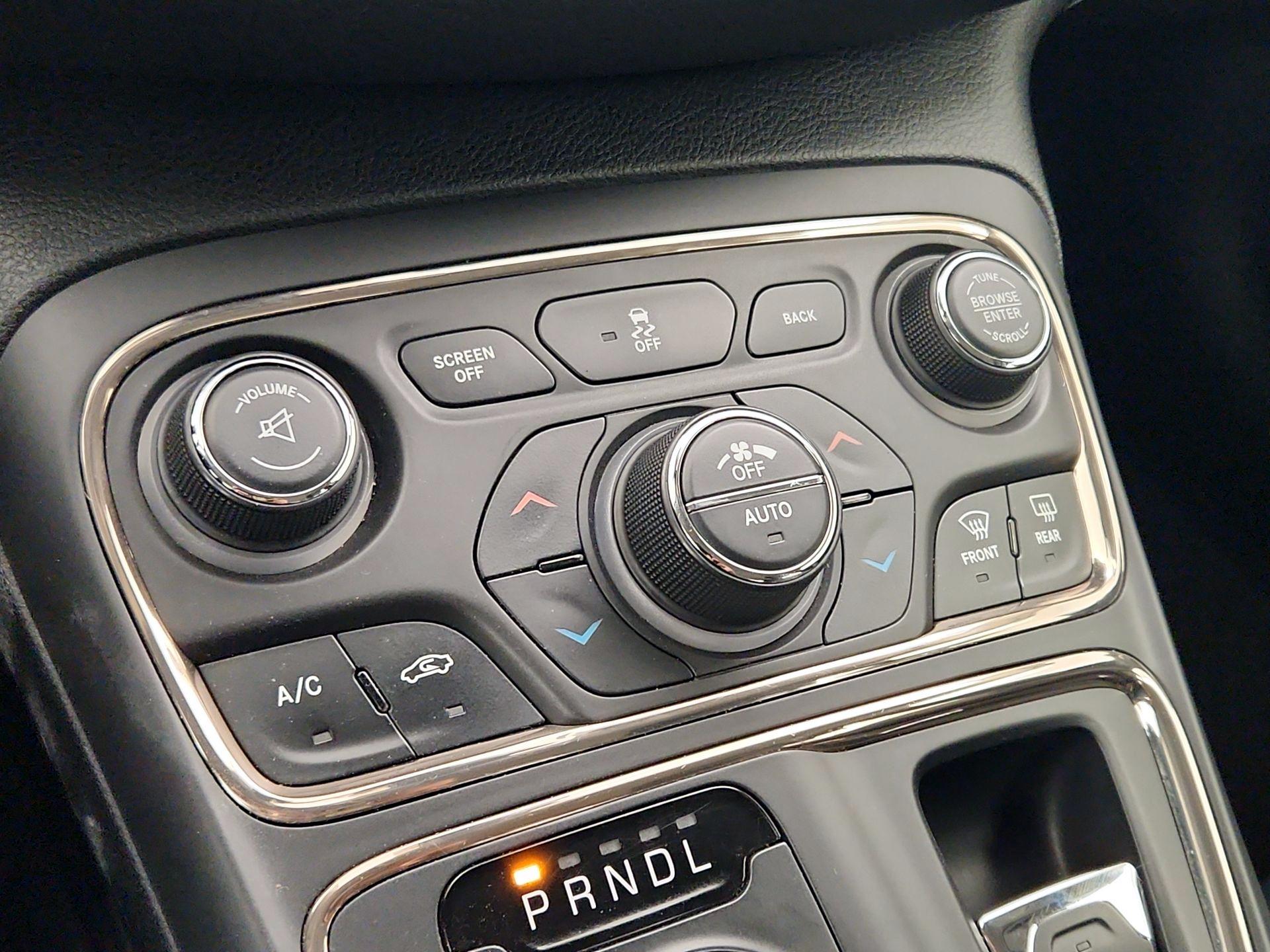 Thumbnail: 2015 Chrysler 200 - 17