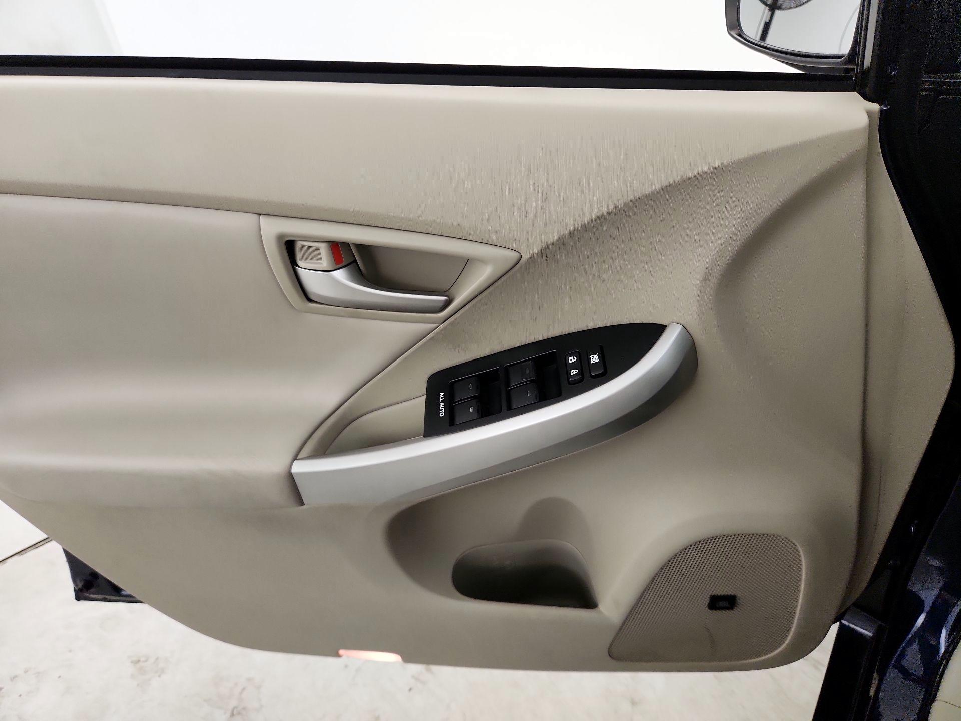 Thumbnail: 2015 Toyota Prius - 12
